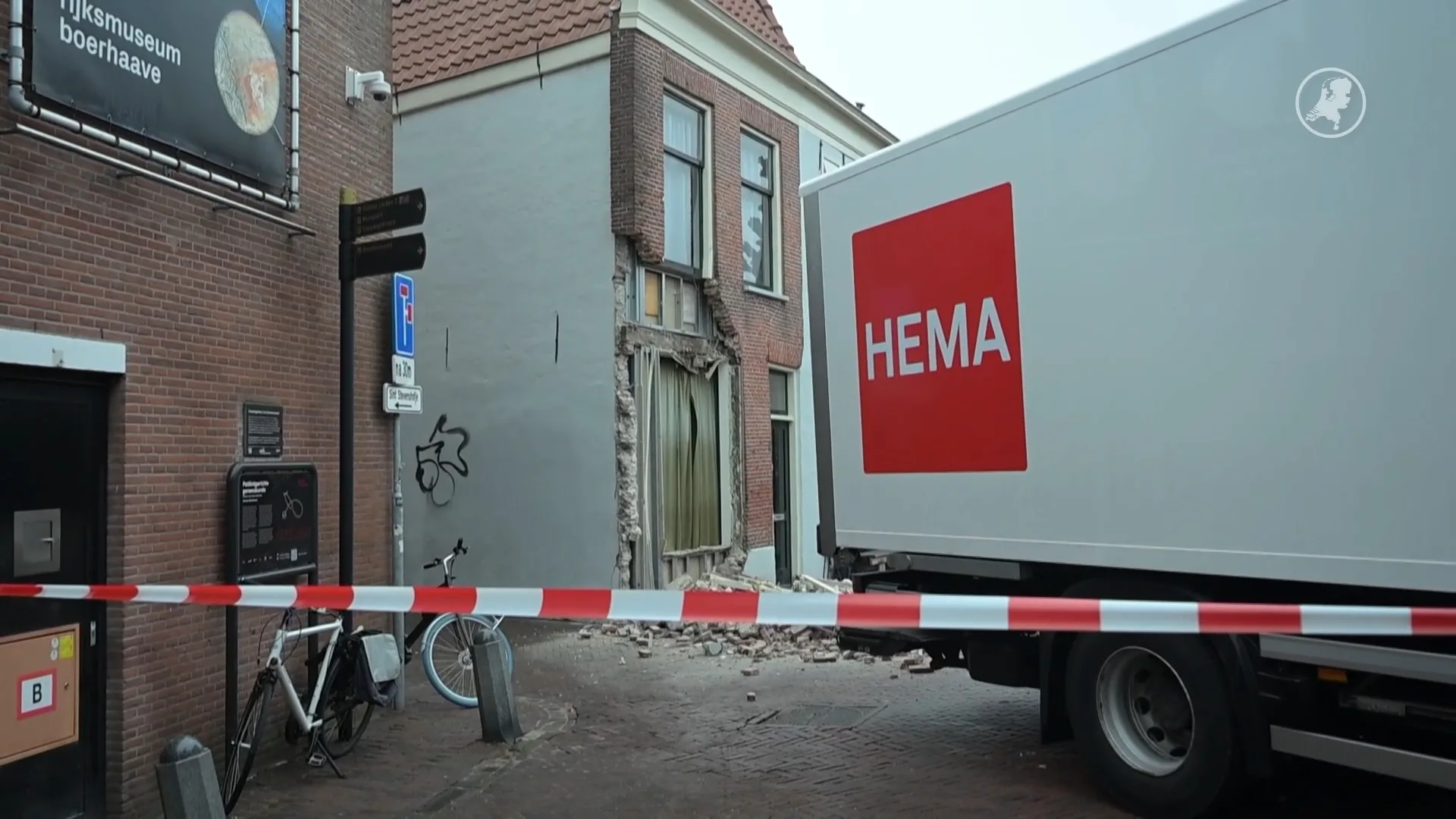 Historisch pand Leiden zwaar beschadigd na botsing met HEMA-vrachtwagen