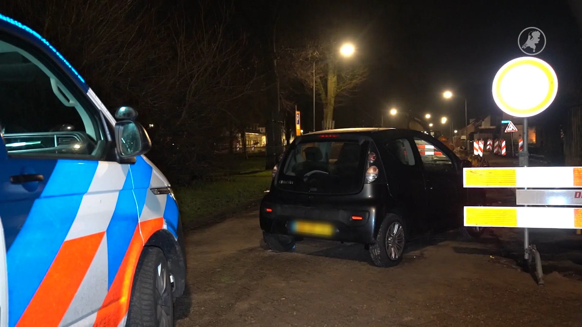 Auto rijdt zich klem na achtervolging door marechaussee, bestuurder verdwenen