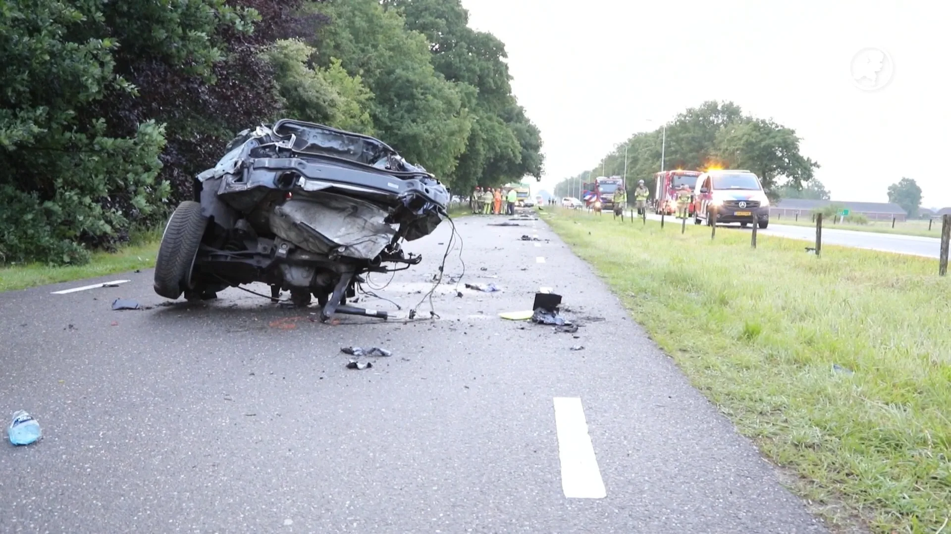 Twee zwaargewonden bij zware crash die auto door midden splijt in Haarle