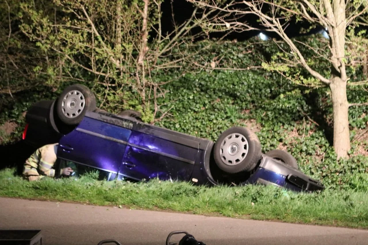 Persfotograaf opzettelijk met auto en al in sloot geduwd met shovel