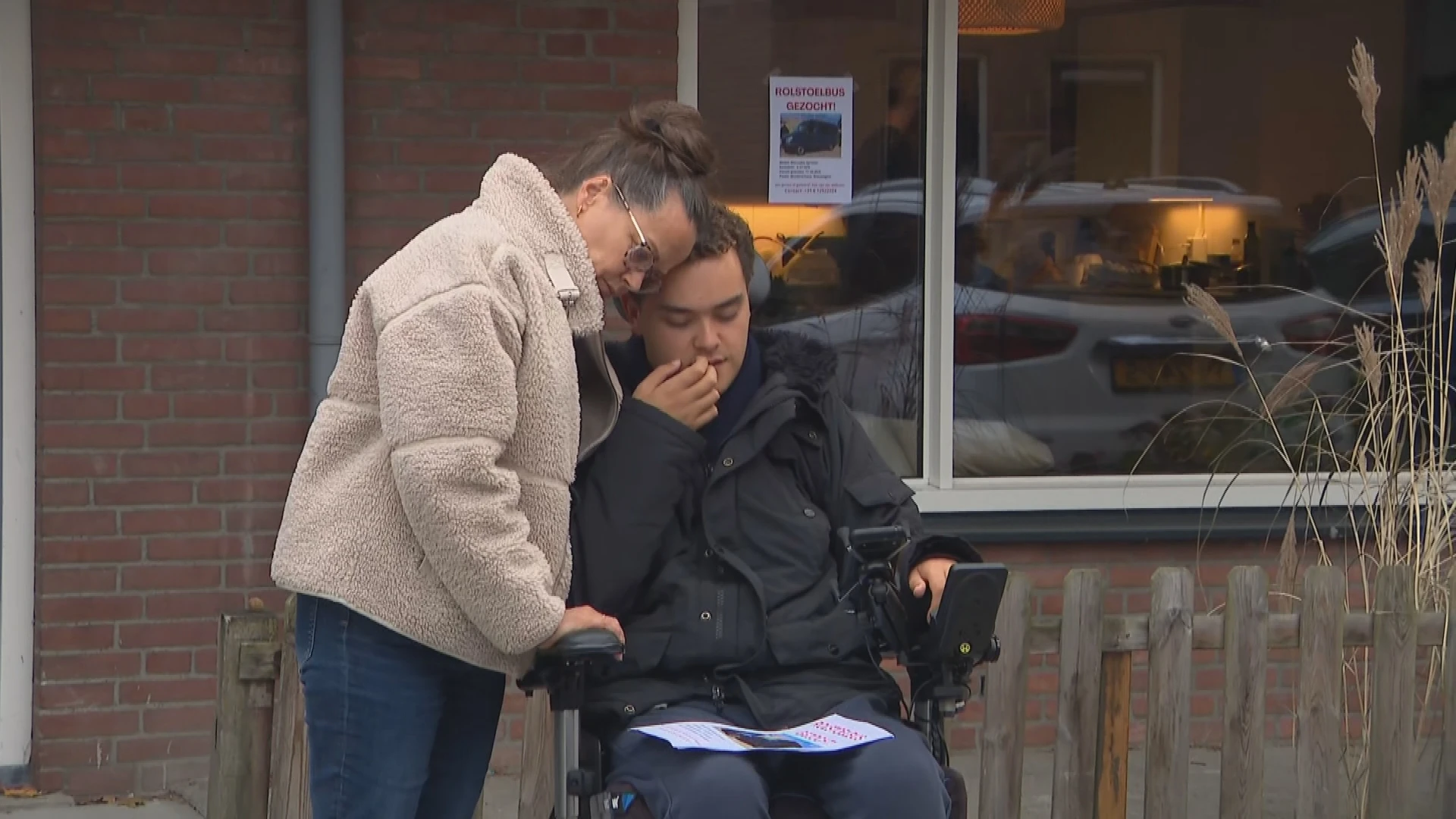 Milan (24) spaart na dwarslaesie maanden voor rolstoelbus, na drie weken al gestolen