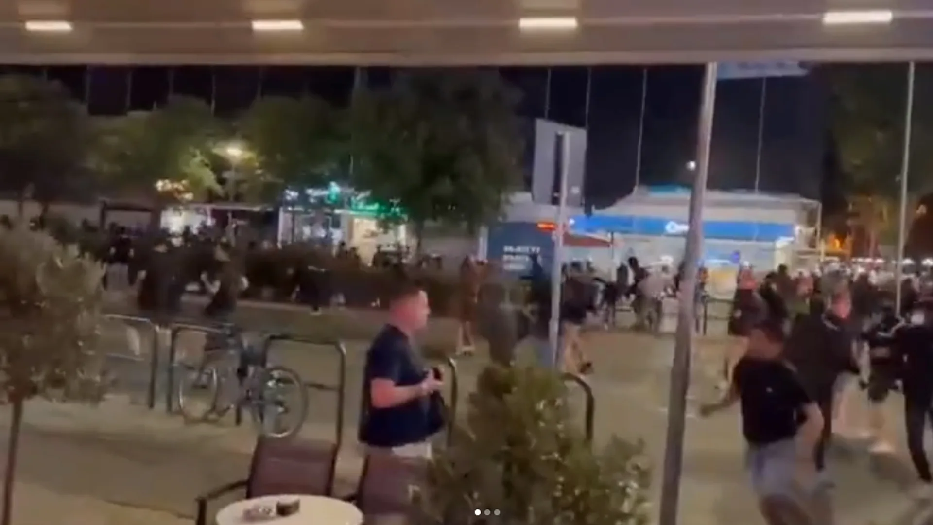 Voetbalfans op de vuist met Albanese politie, 12 Nederlanders opgepakt