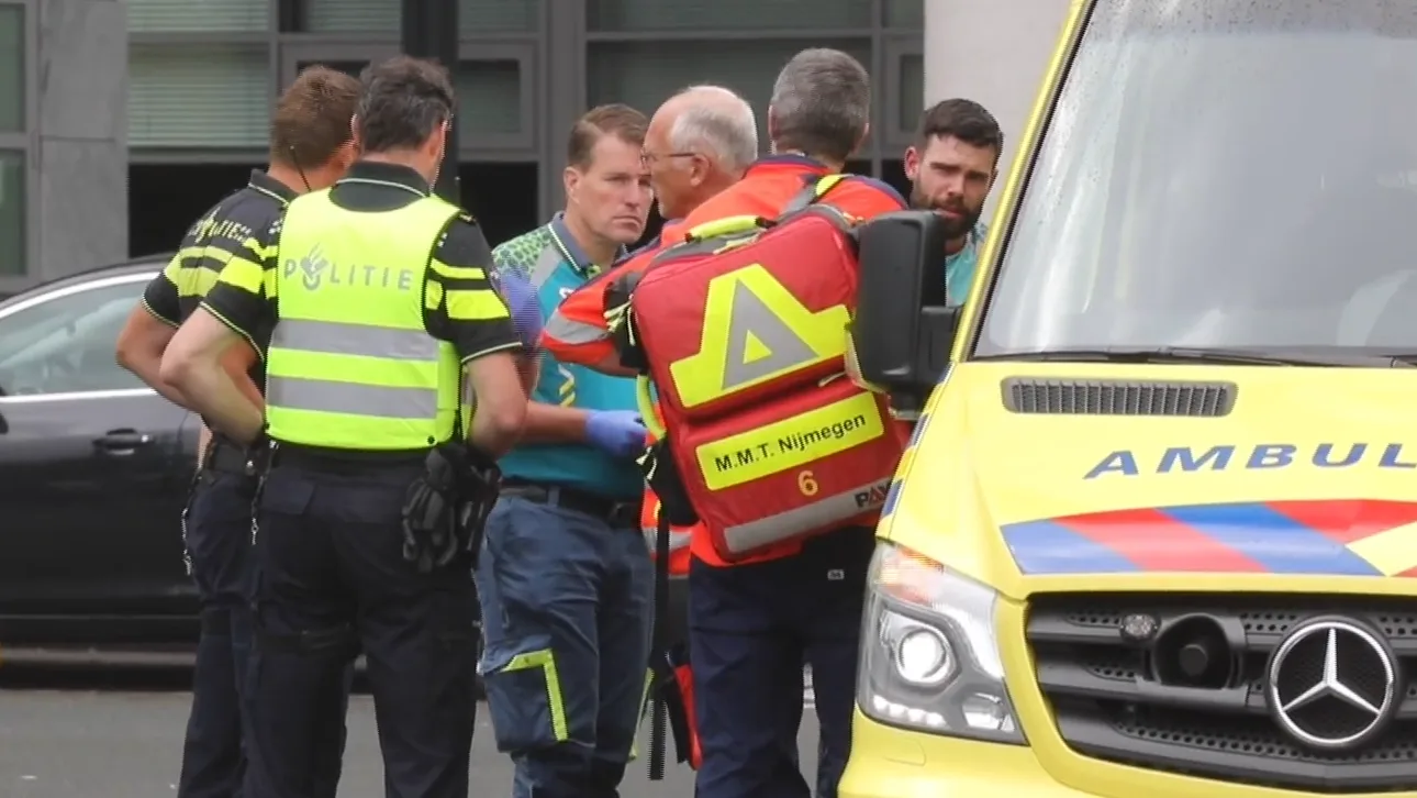 Naakte man 'voor ogen jonge kinderen' gearresteerd en overleden in politiebureau