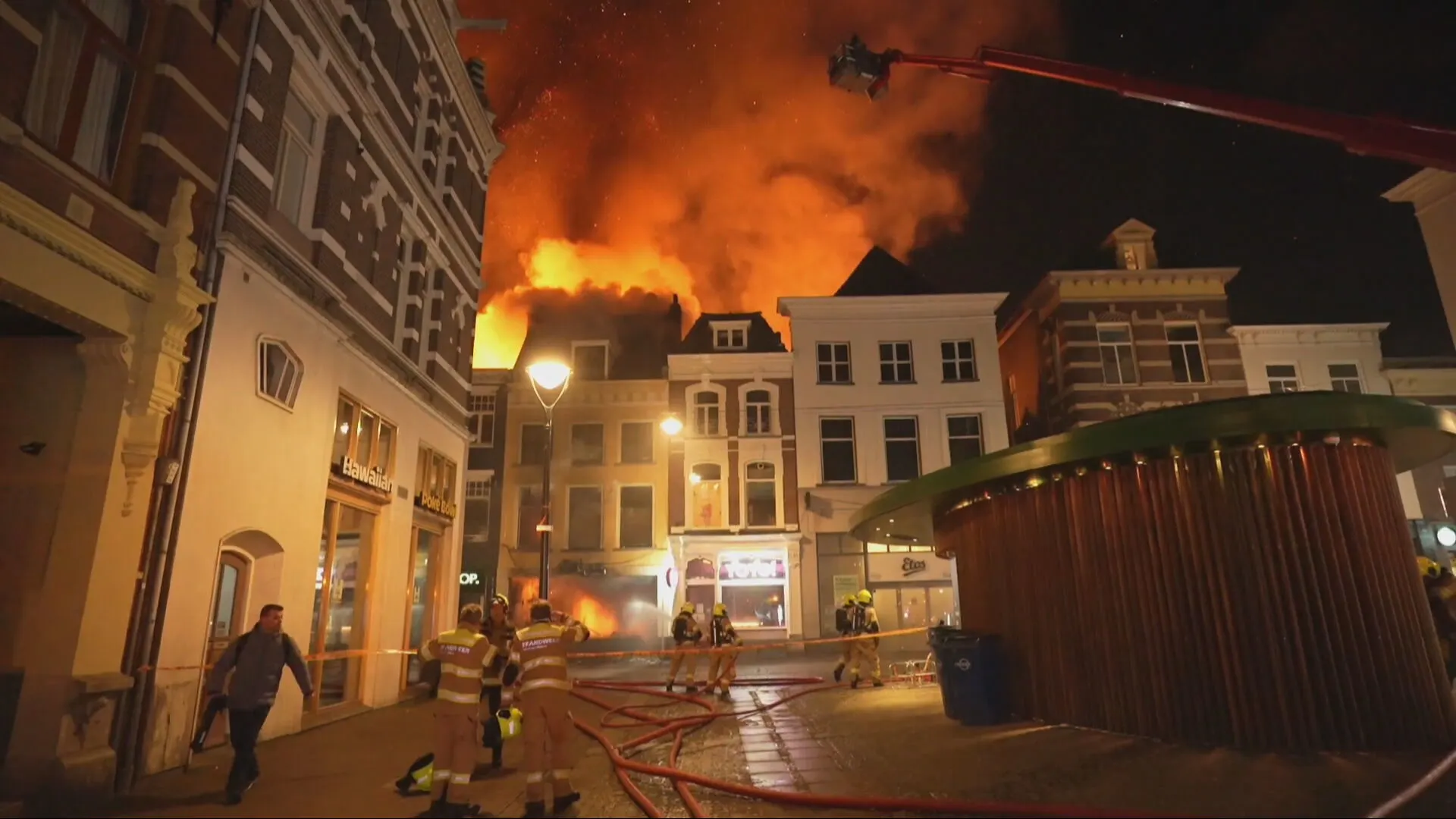 Tientallen bewoners opgevangen na brand Arnhem: nog onduidelijk of er slachtoffers zijn