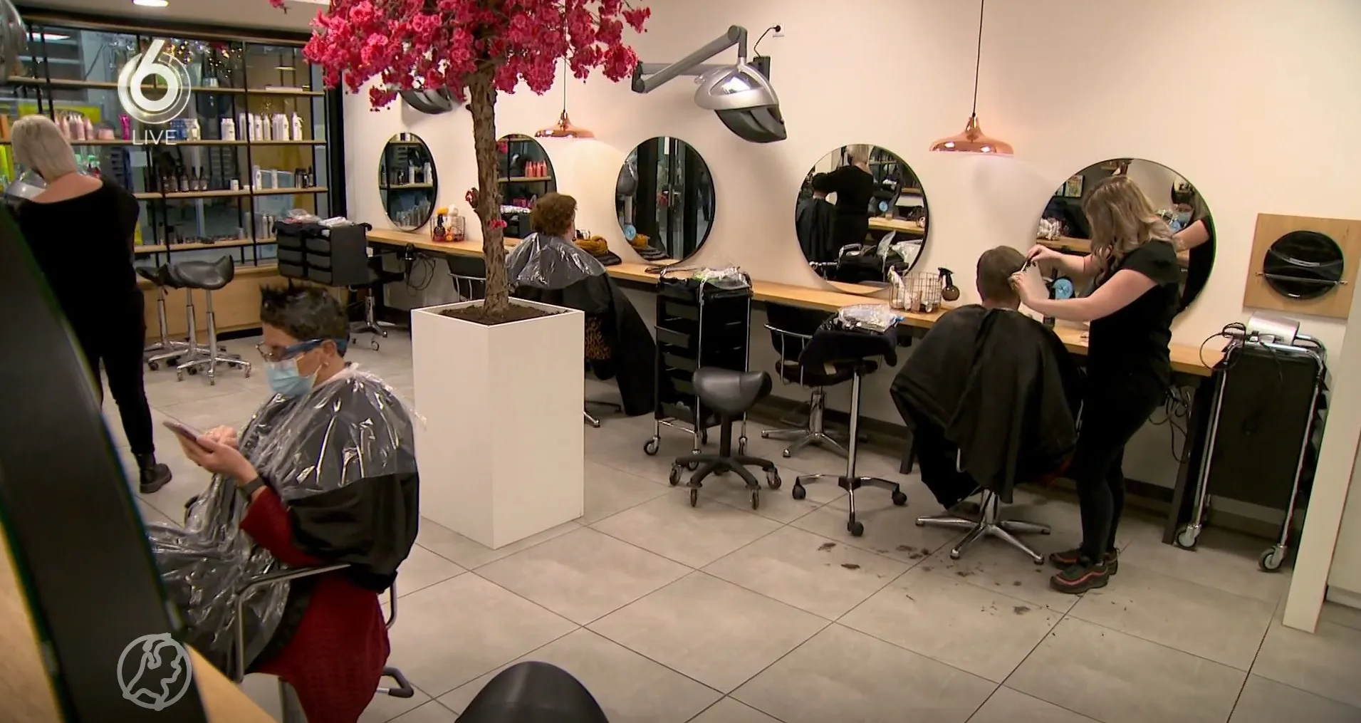 Kappers overvol vanwege de dreigende lockdown: 'Nog eventjes knallen'