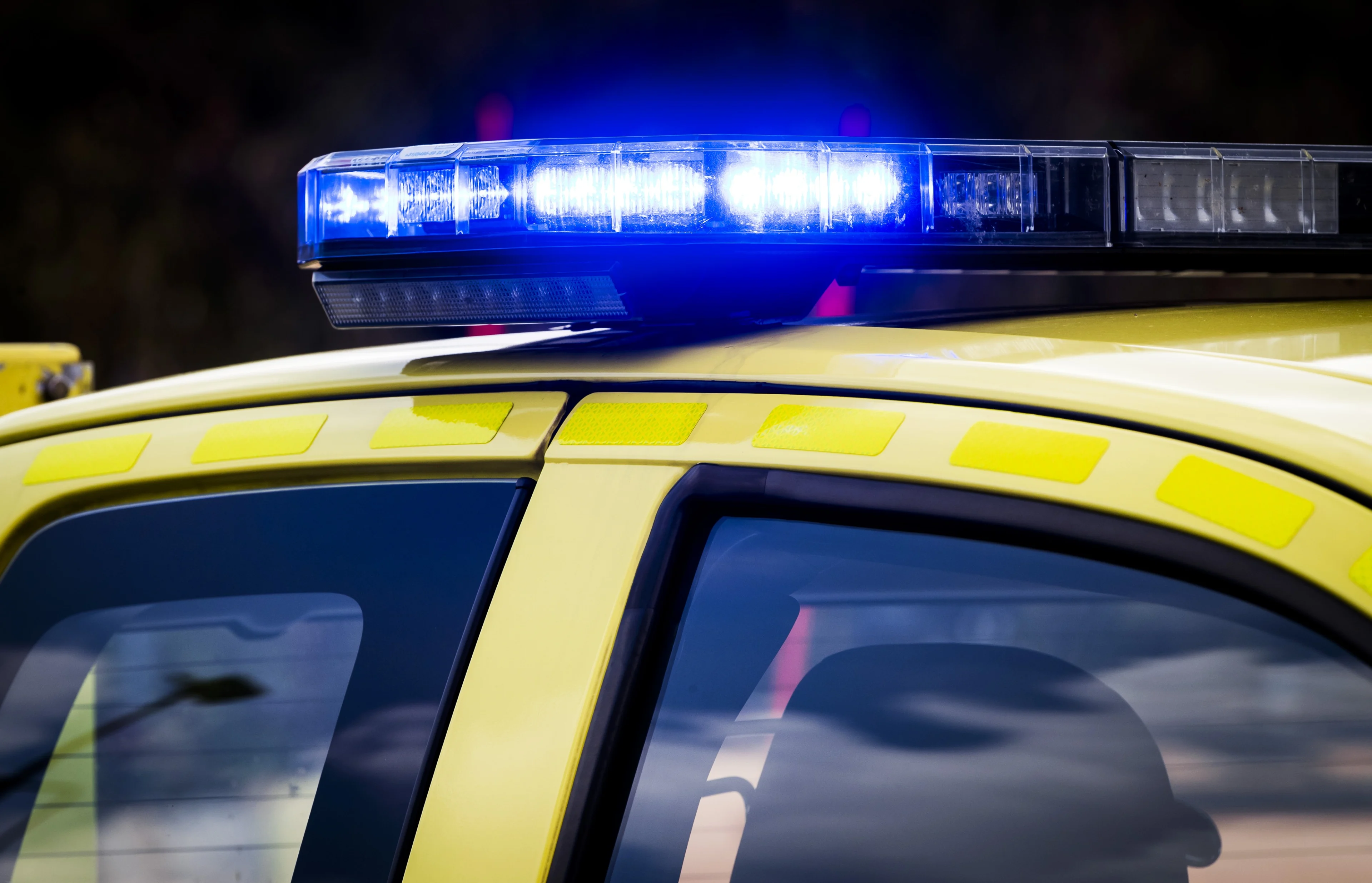 Beschonken weginspecteur knalt tegen carnavalswagen