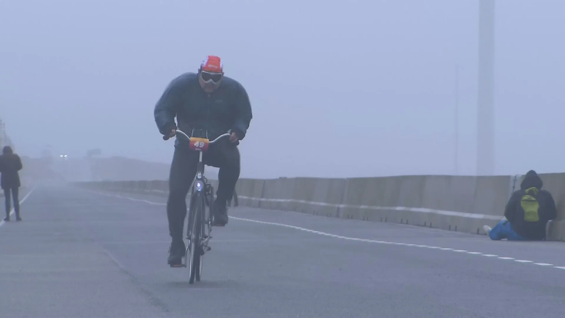 NK Tegenwindfietsen dit jaar 'beestachtig' door windstoten, finish kapot gewaaid