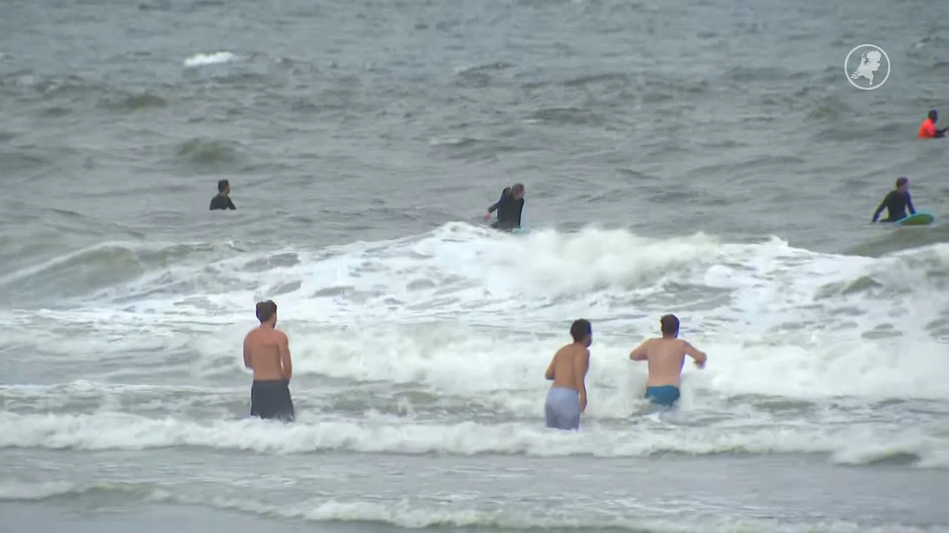 Surfers leren anderen hoe je iemand kunt redden uit de zee