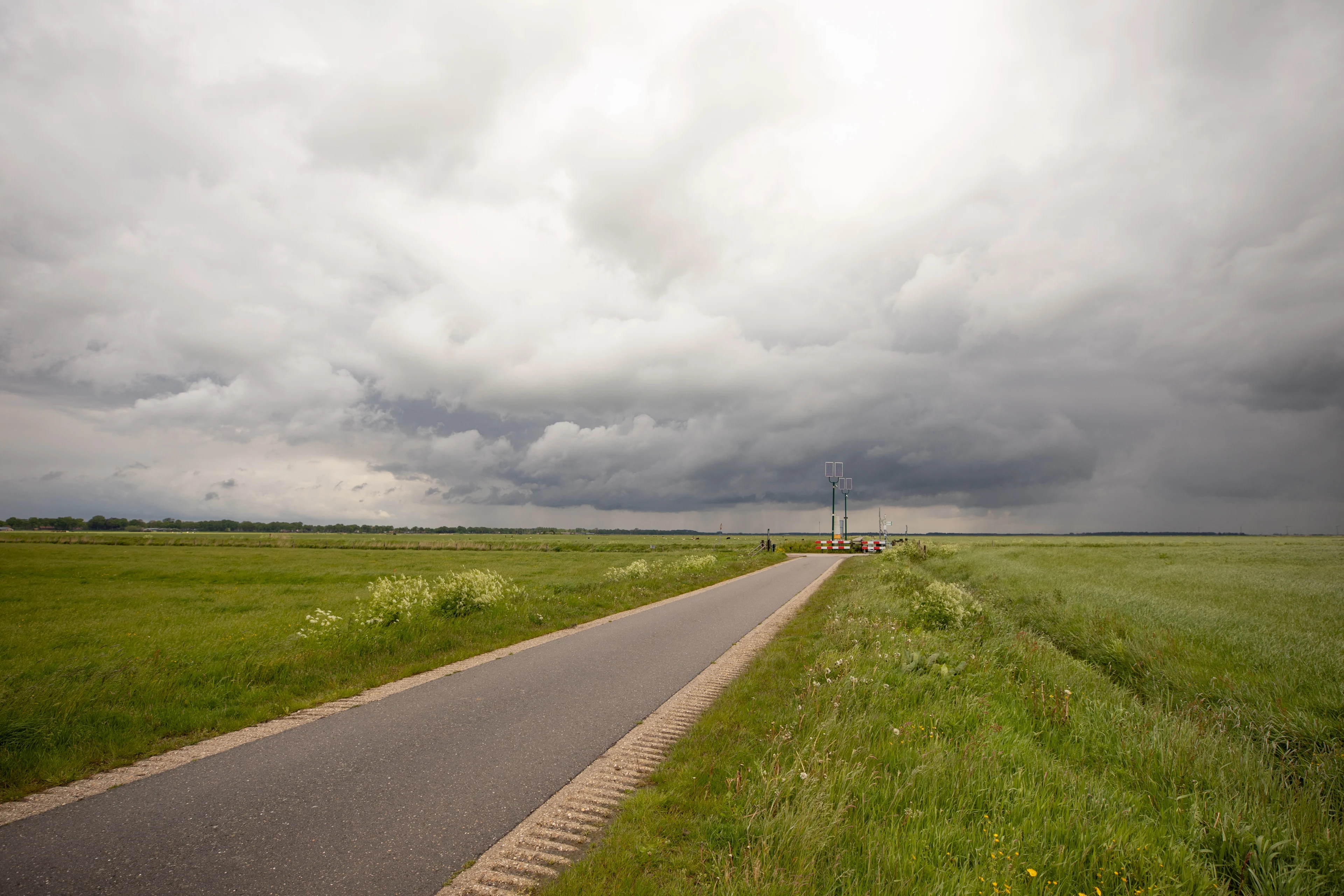 Zomer blijft voorlopig uit in Nederland: regenachtig weekend voor de boeg