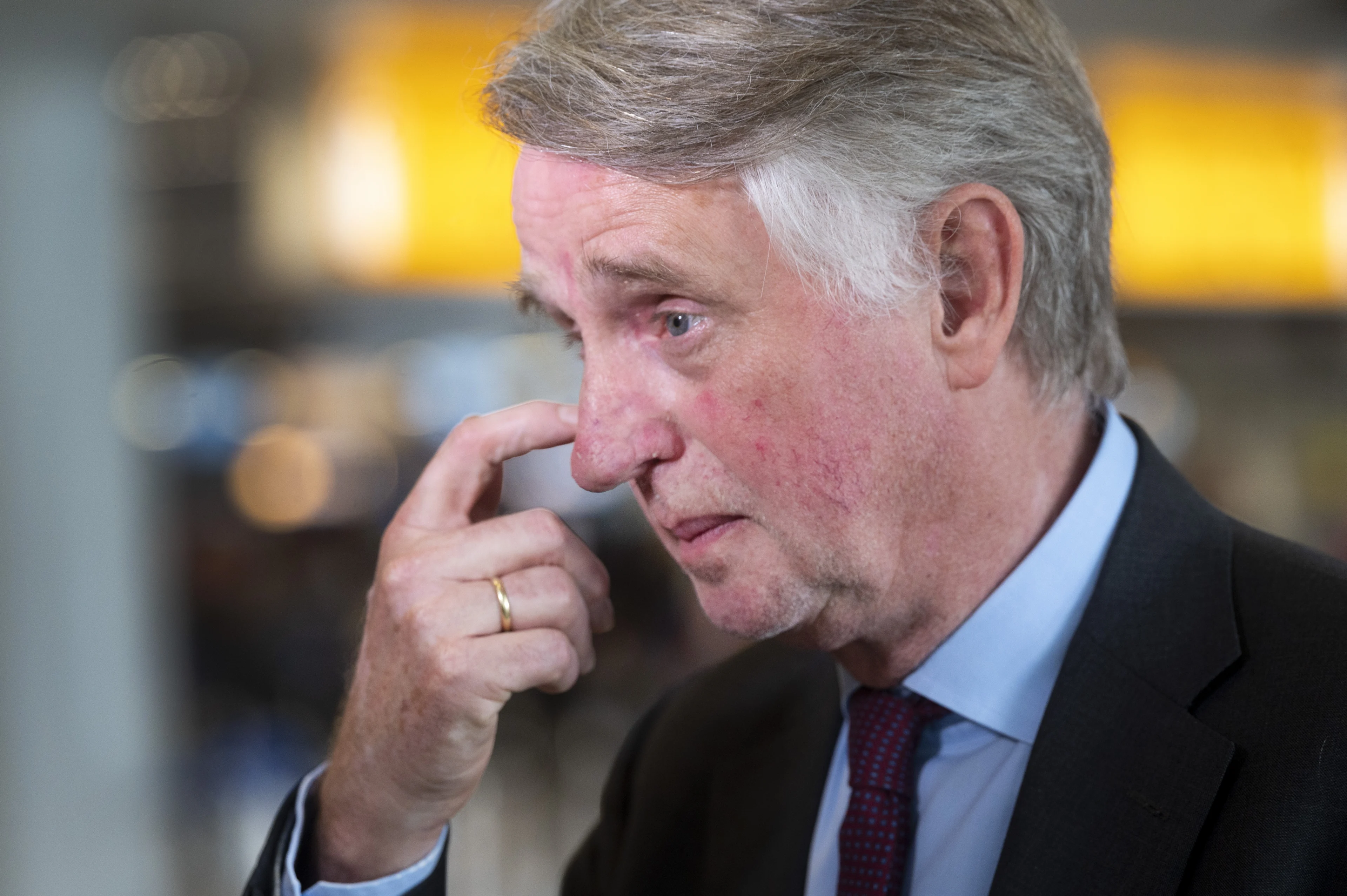 Schipholbaas Benschop wacht 'vreselijke middag' in Tweede Kamer, Nederland wil hem weg