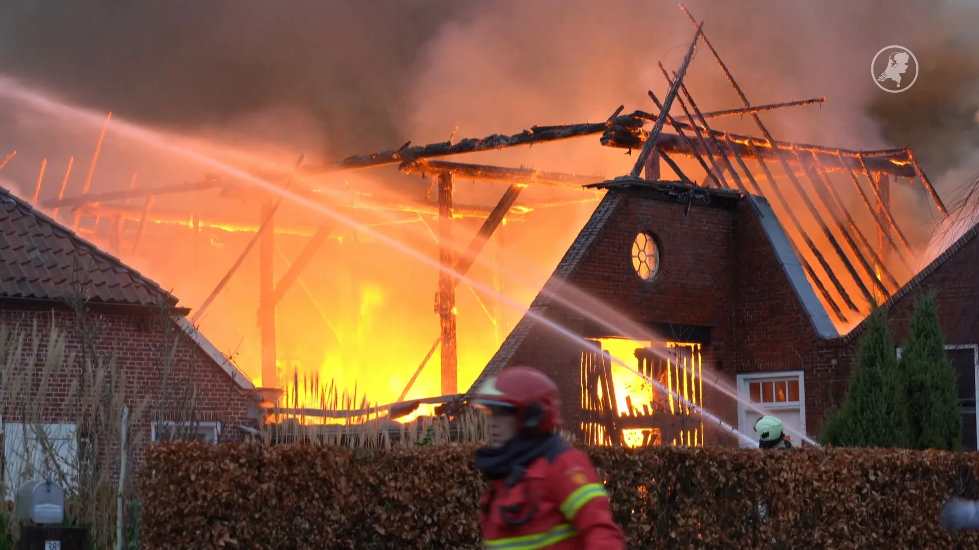 Veel rook bij grote brand in Drenthe: 'Sluit ramen en deuren'