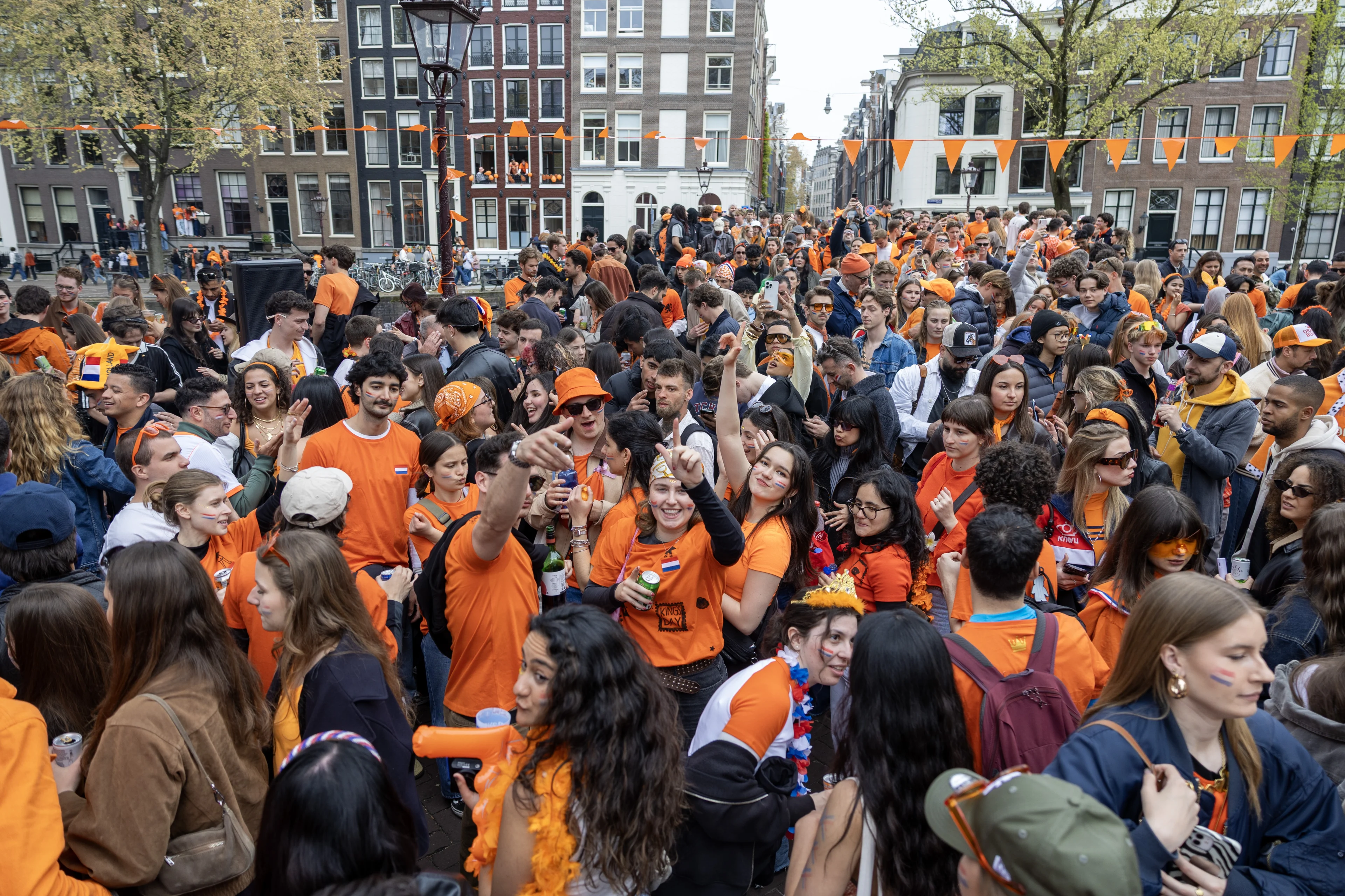 Politie grijpt in bij extreme drukte op Koningsdag Amsterdam