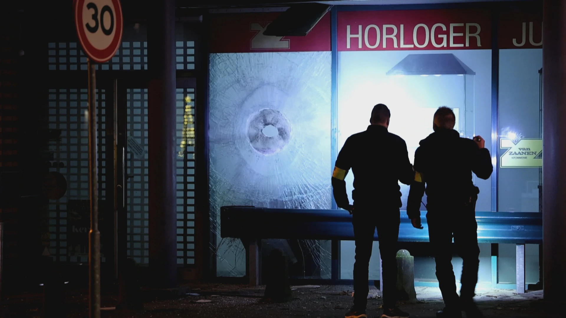 Bewoners geëvacueerd na plofkraak juwelier Krommenie 