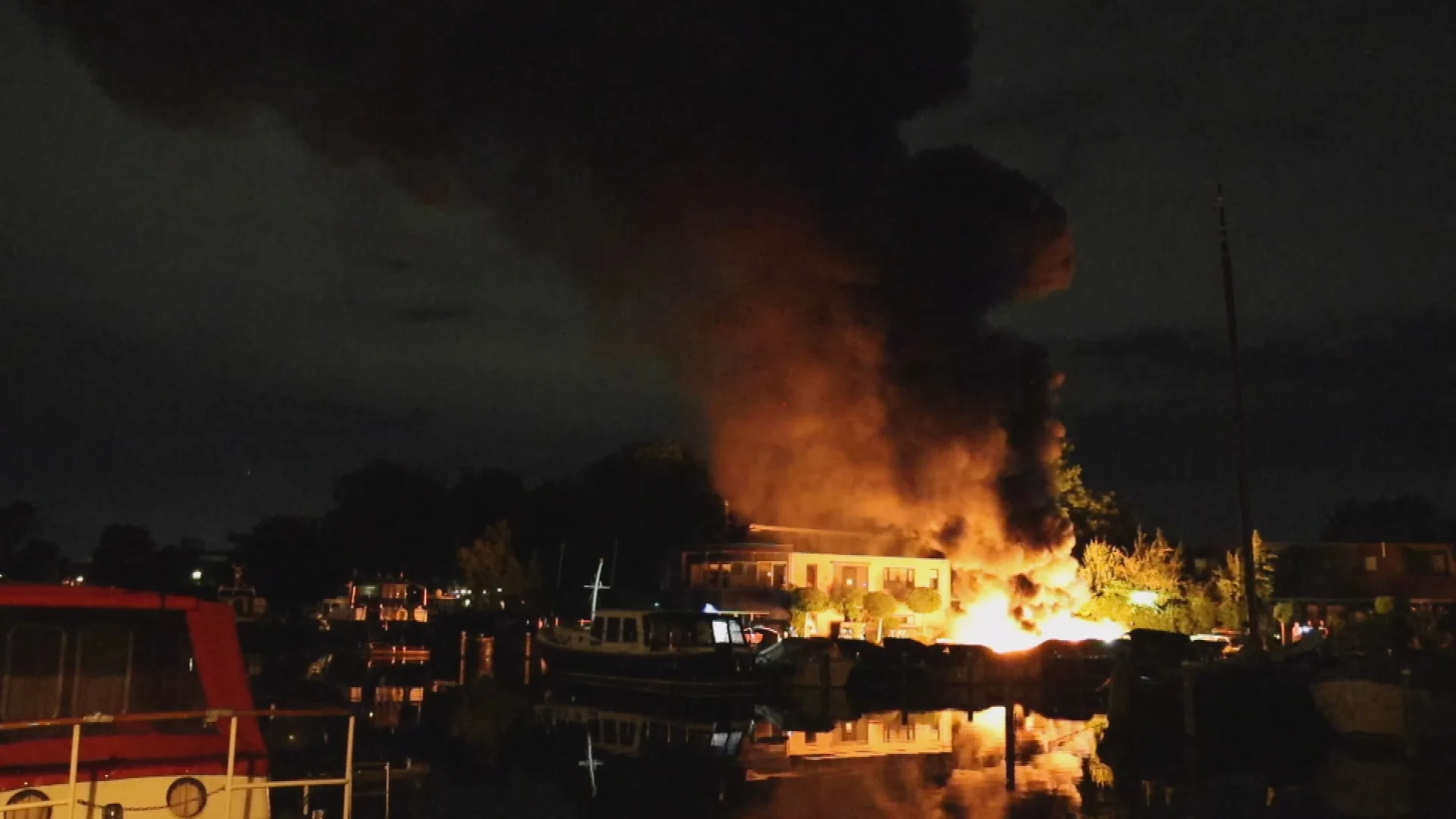 Brand in jachthaven Leiden beschadigt acht boten