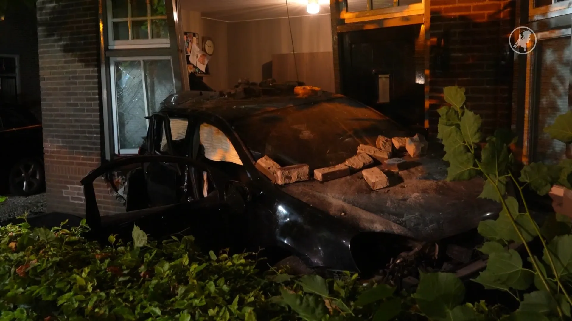 Bestuurder rijdt huis in Beek en Donk binnen