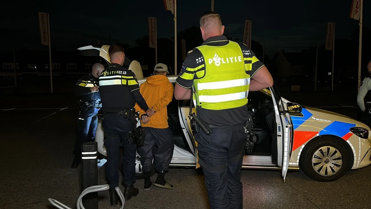 Man probeert actie-auto bij Mediamarkt in brand te steken