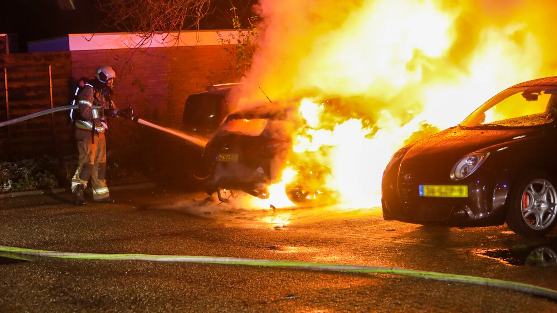 Meerdere auto's in brand in Apeldoorn, buurt weet erger te voorkomen