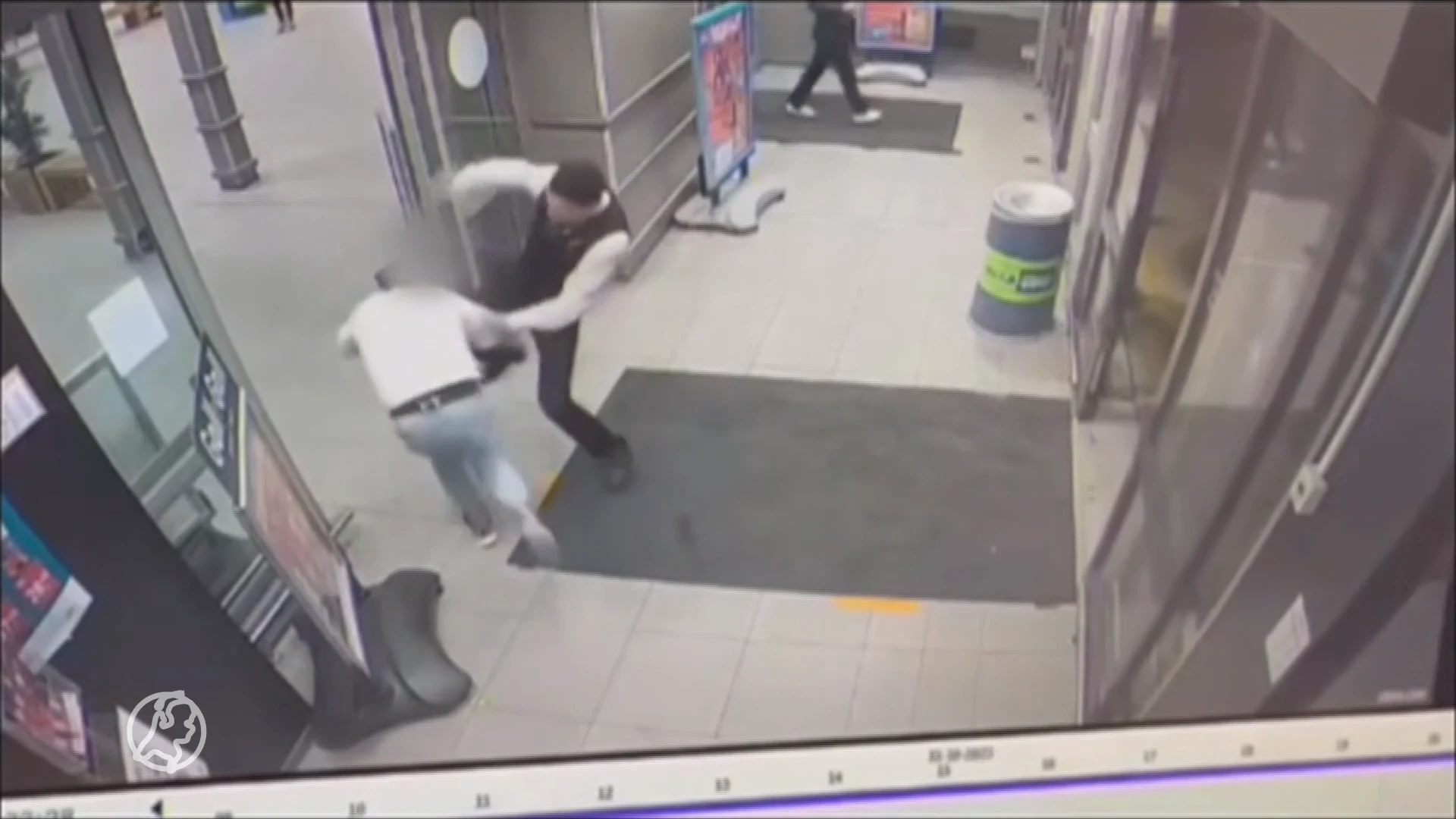 Man (34) valt beveiliger supermarkt aan met gebroken flessenhals