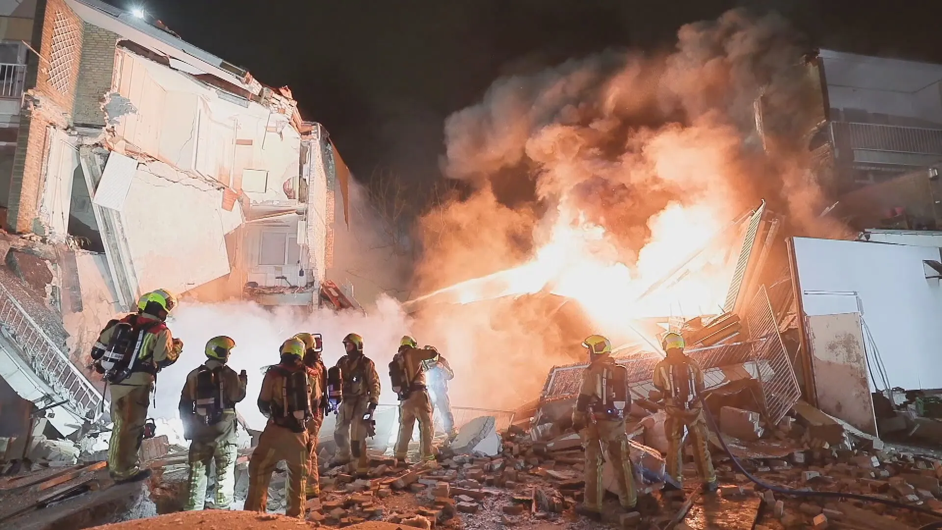 Explosie in Den Haag: flat deels ingestort, brandweer zoekt slachtoffers