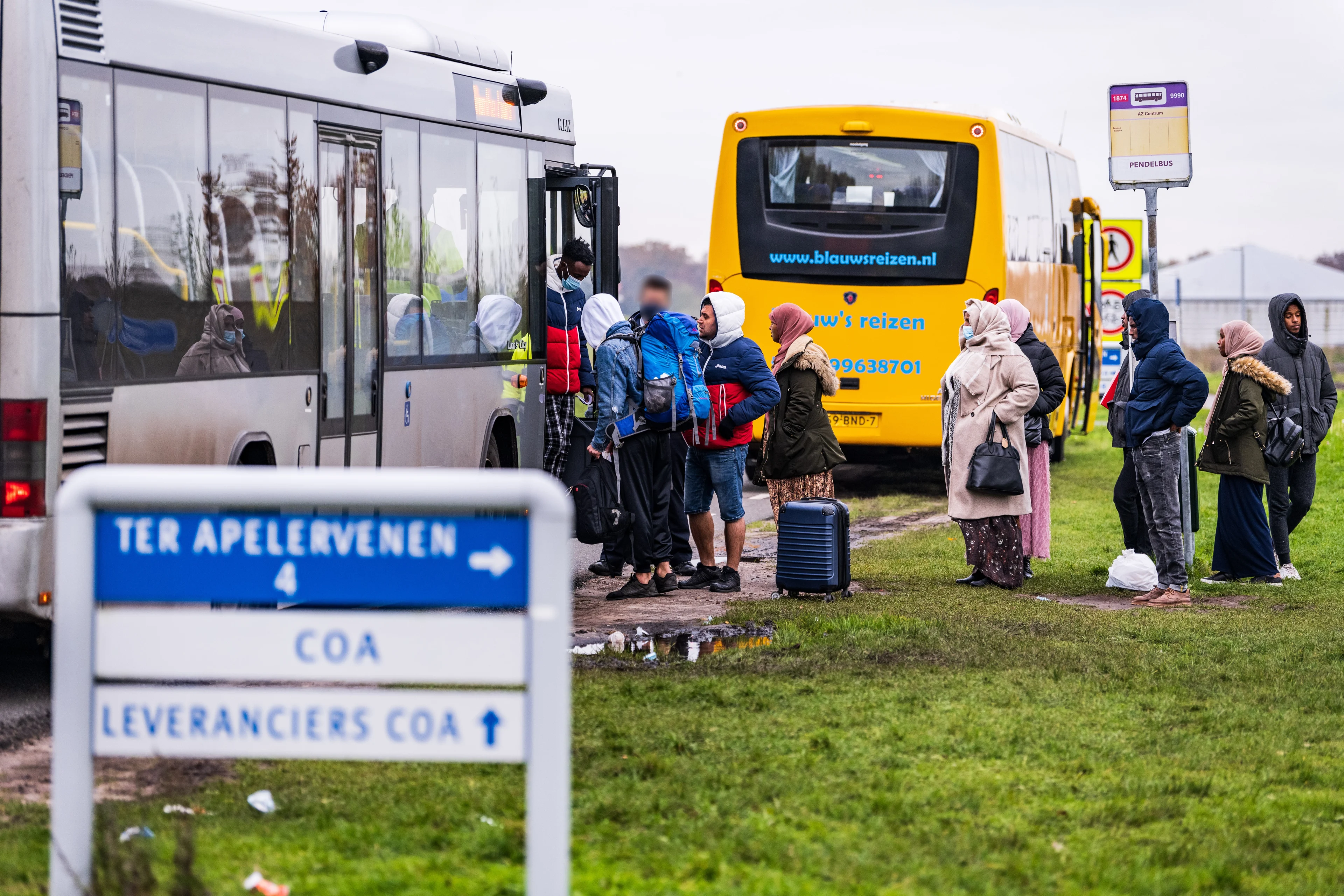 Speciale pendelbus rond azc Ter Apel blijft voorlopig rijden