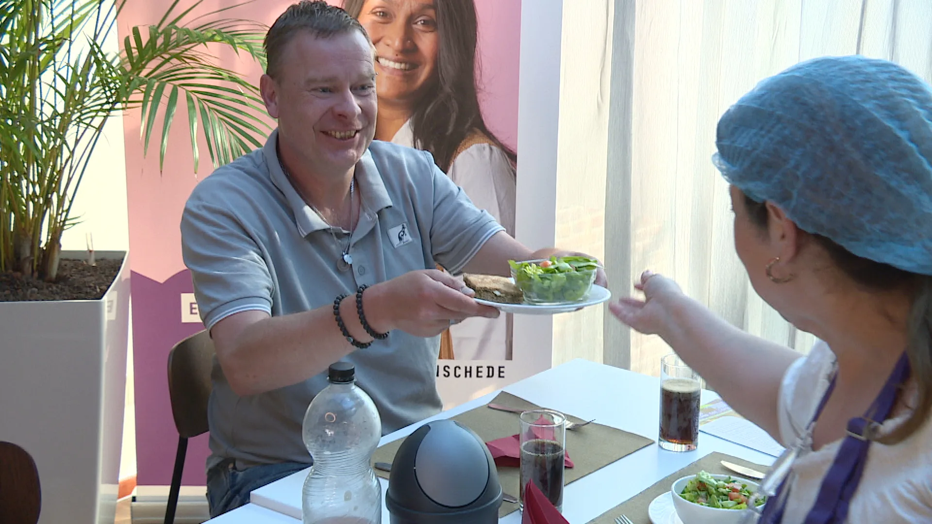 Arme Enschedeërs schuiven aan voor gratis maaltijd: 'Mensen komen niet meer rond'