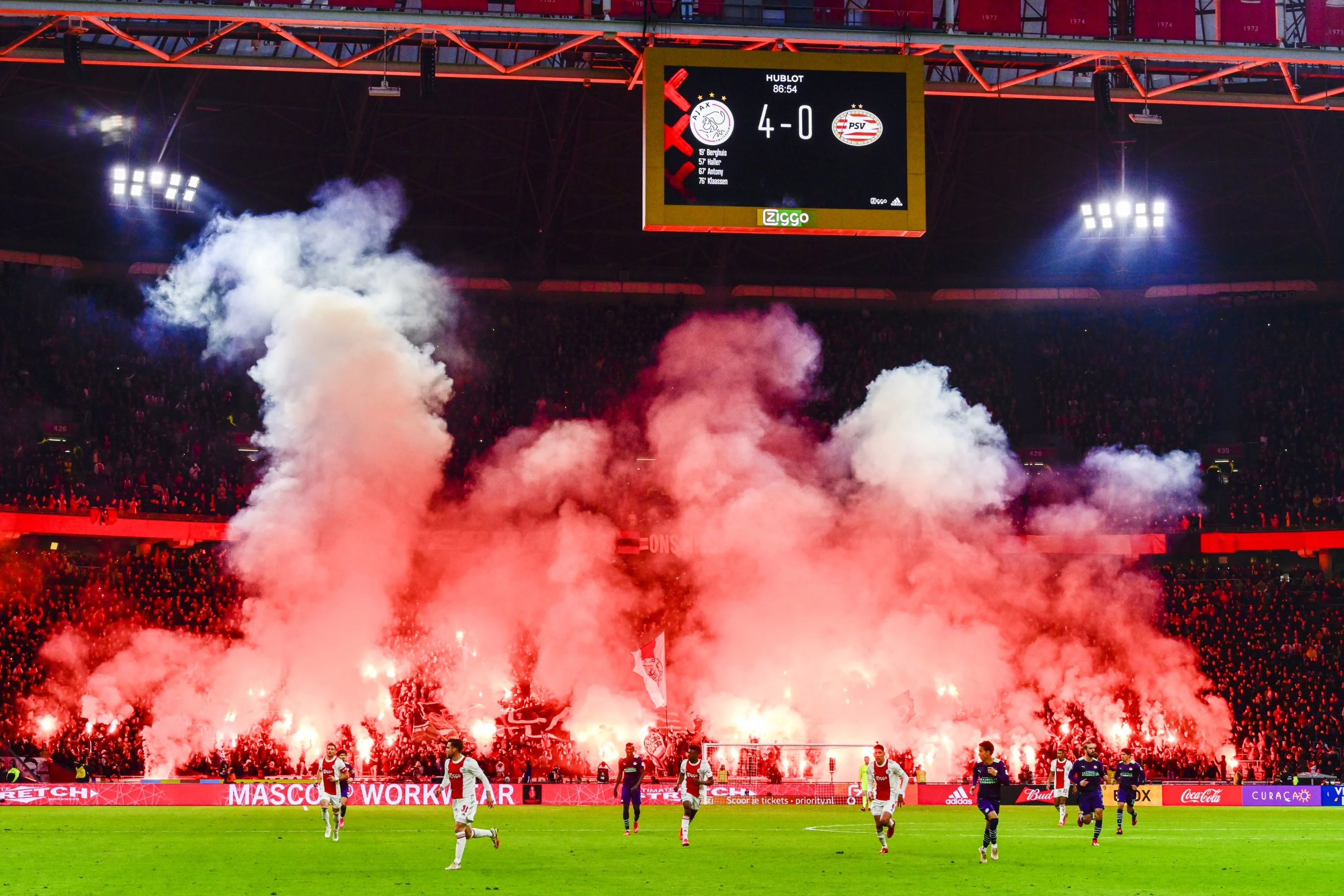 Ajax stevig aan kop in Eredivisie na vijf doelpunten tegen PSV