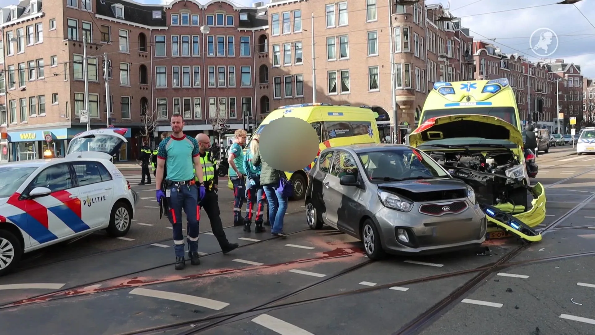 Ambulance botst op auto in Amsterdam
