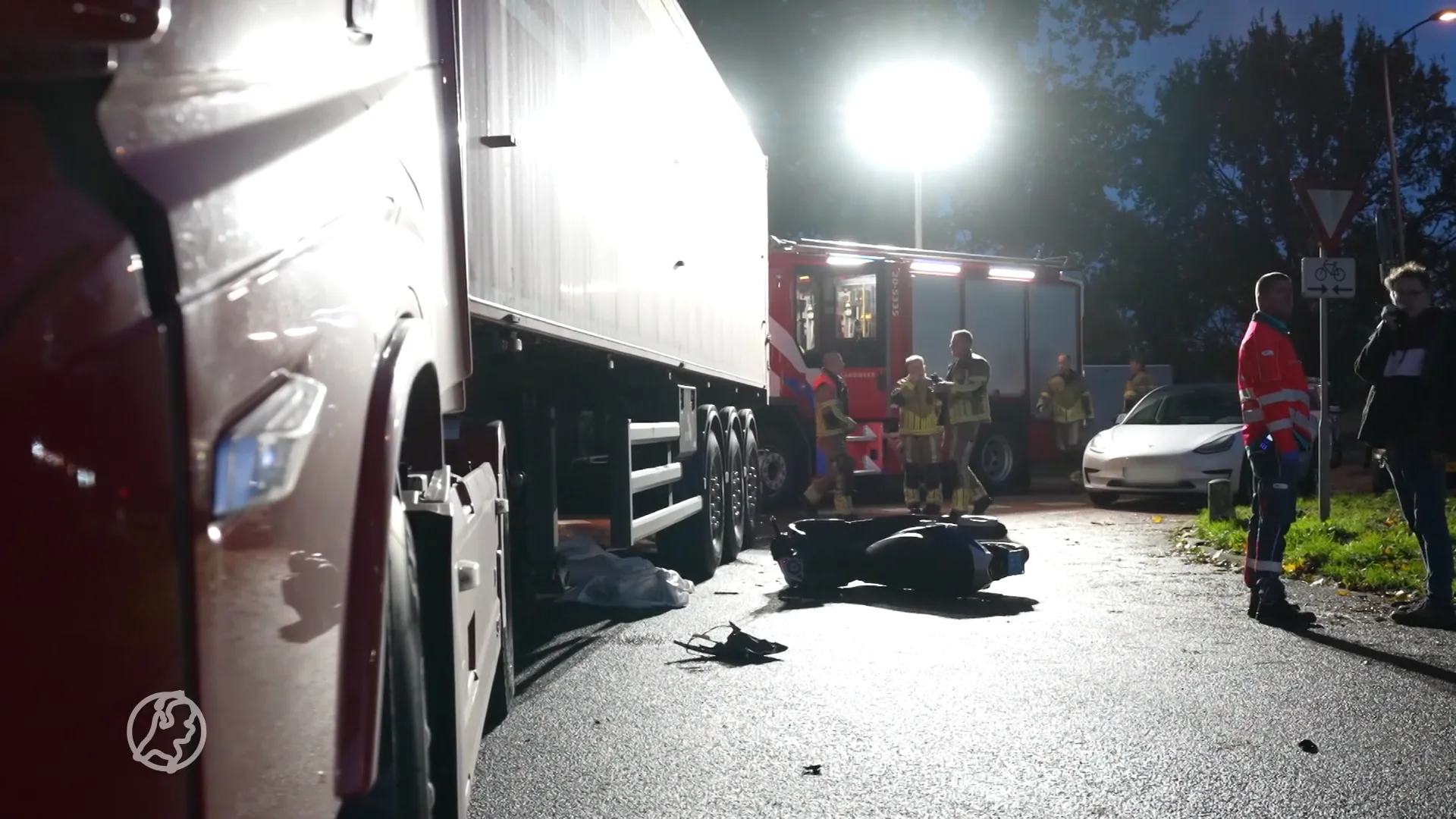 Scooterrijder overlijdt door botsing met vrachtwagen in Oosterhout