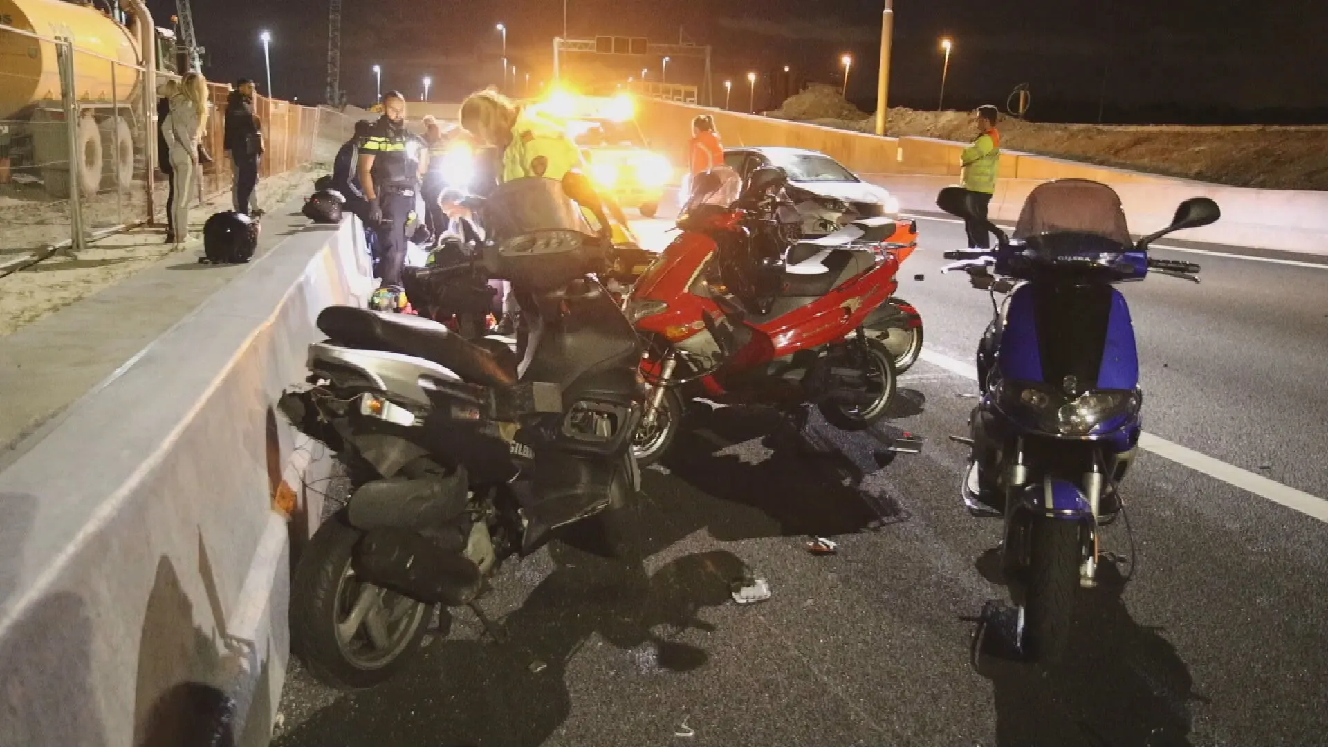 Botsing tussen auto en zes motoren op A20 bij Vlaardingen: vier gewonden