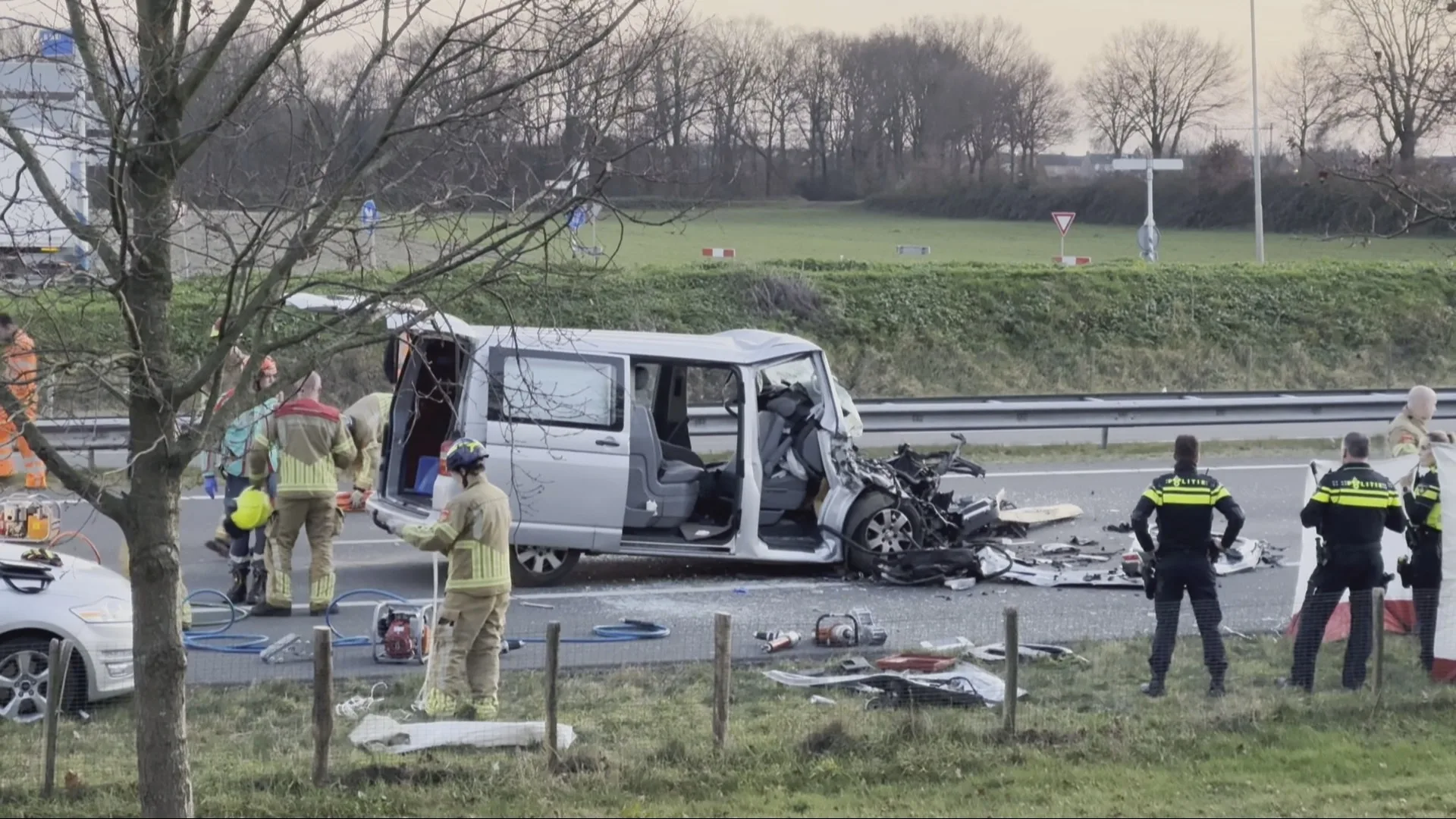 Bestuurder bestelbus overleden bij ernstig ongeval op A73