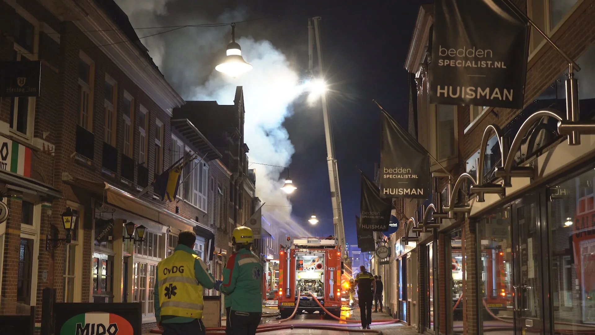 Grote brand in kapsalon in Steenwijk, omwonenden uit huis gehaald