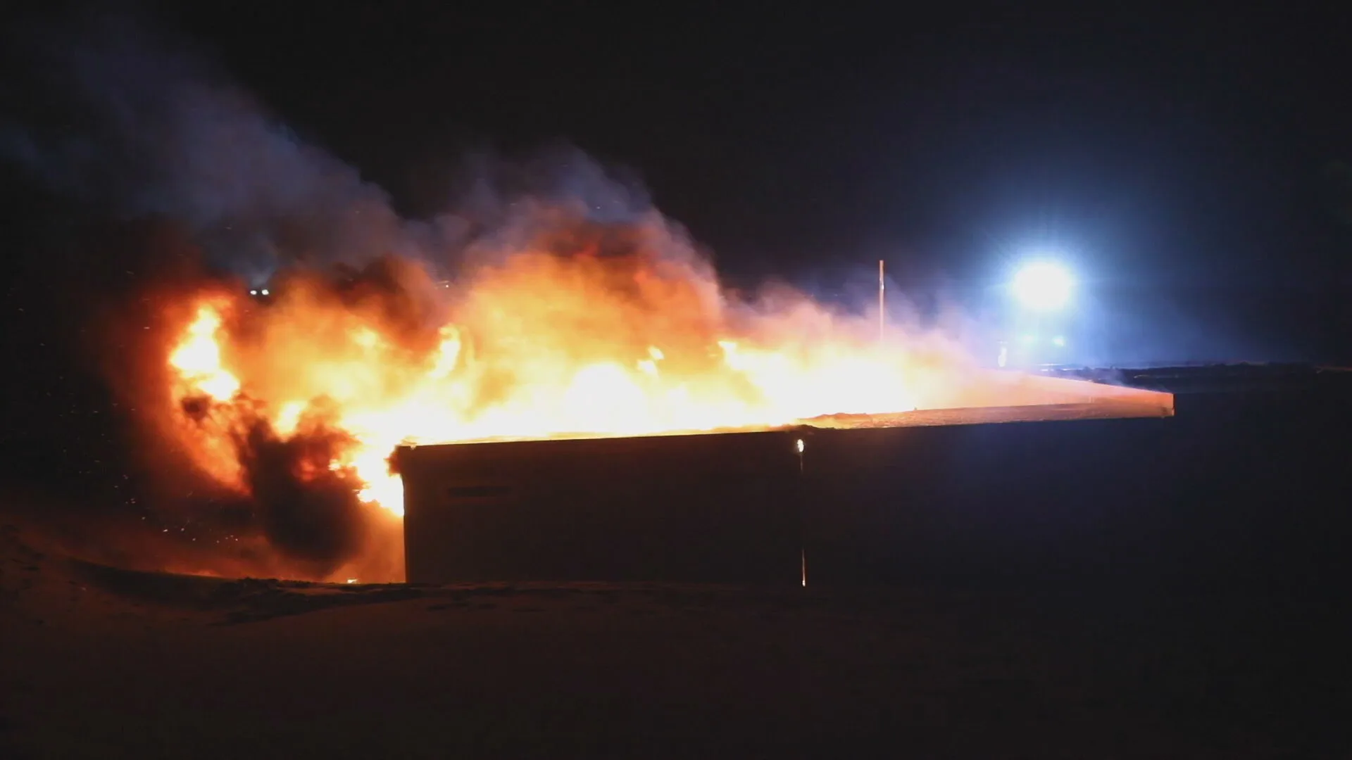 Vlammenzee in Surfclub Wassenaar, wind bemoeilijkt bluswerk