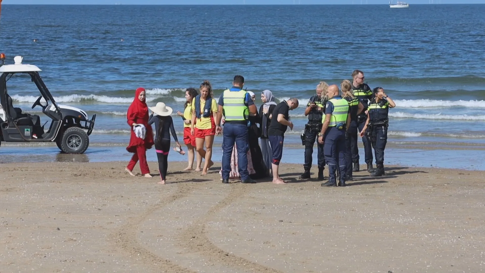 Badgasten redden jong meisje dat in problemen kwam in zee bij Scheveningen