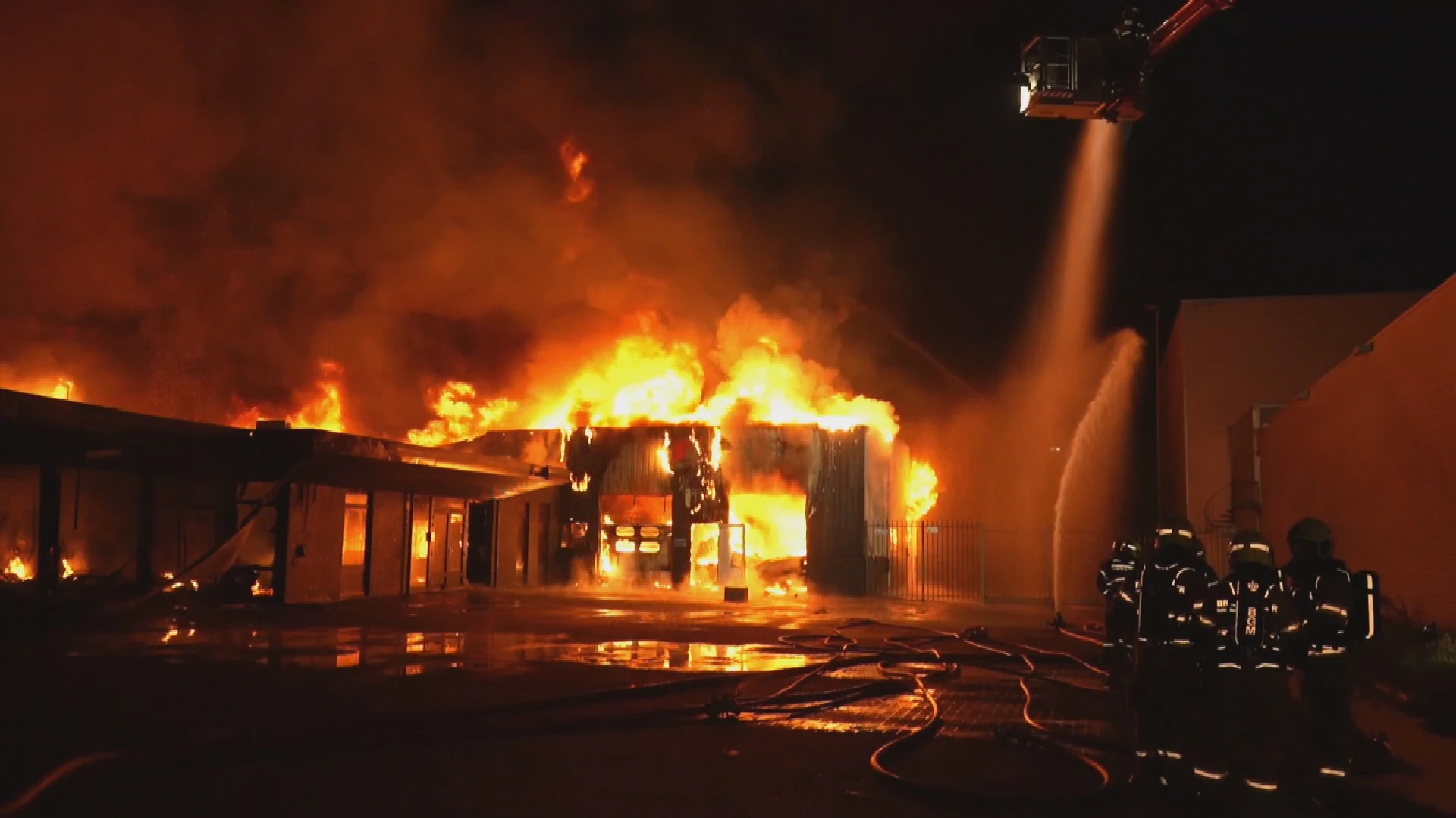 Brandweer massaal ingezet bij grote uitslaande brand meubelzaak Arnhem