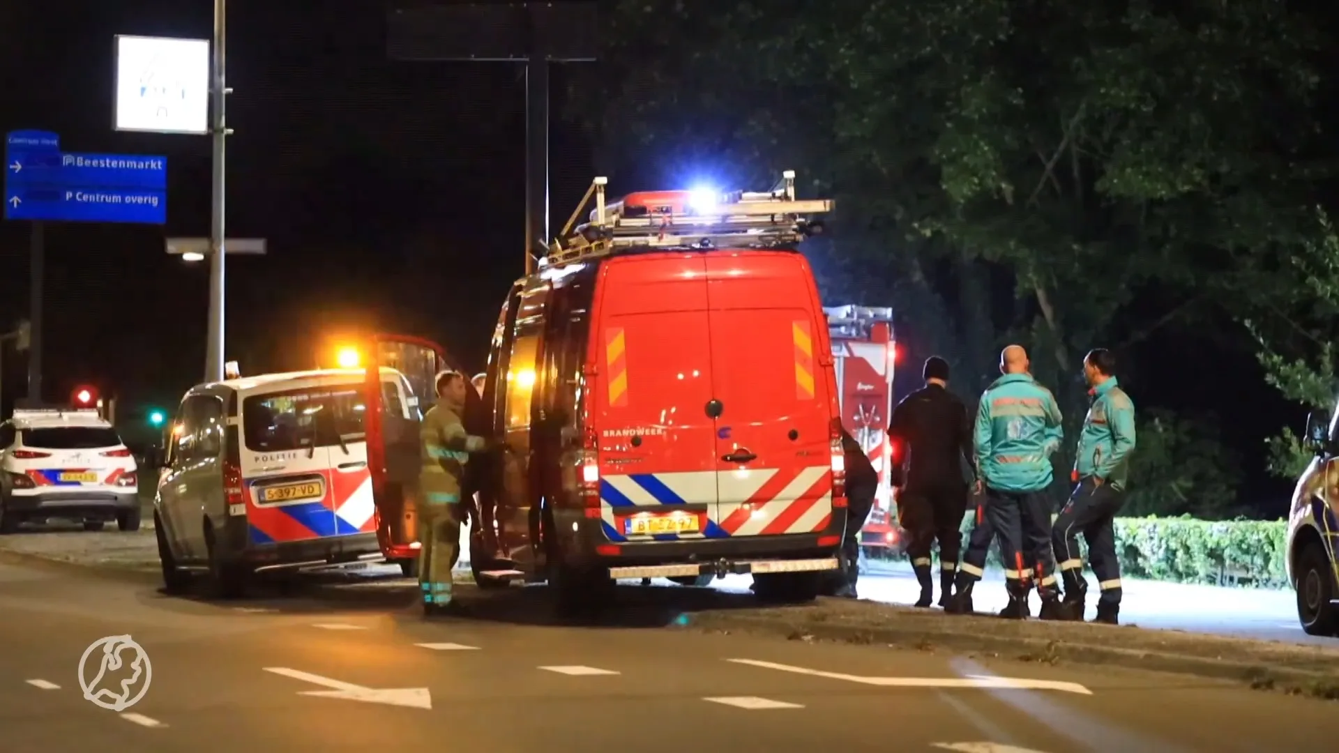 Auto botst op boom en eindigt in water: drie doden in Amersfoort