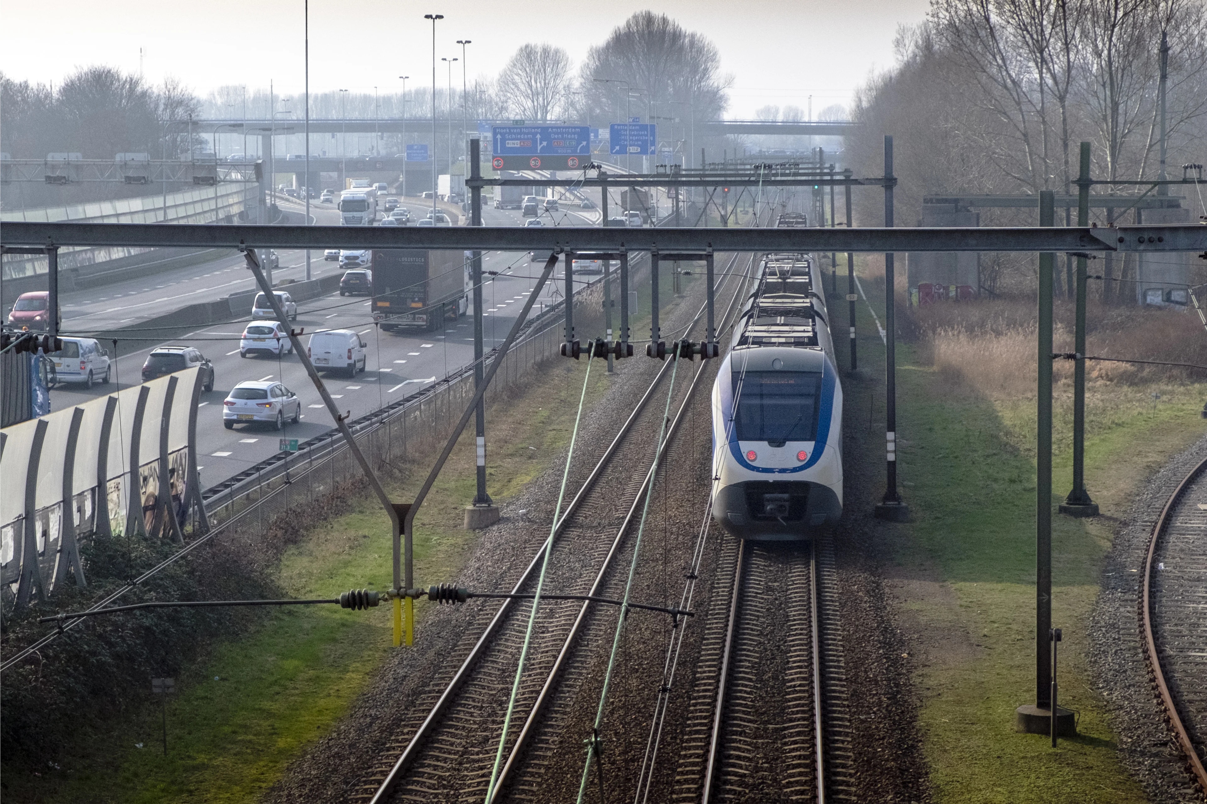 Trein botst met 'mogelijk op spoor gezette' scooter in Groningen