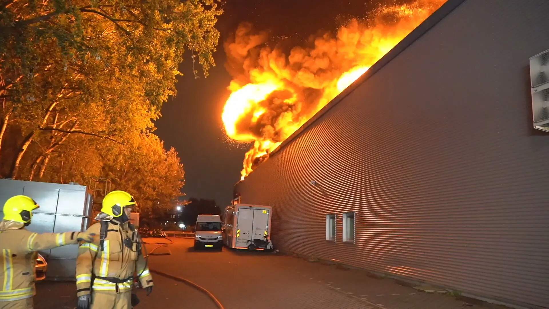Zeer grote brand bij deelscooterbedrijf in Rotterdam