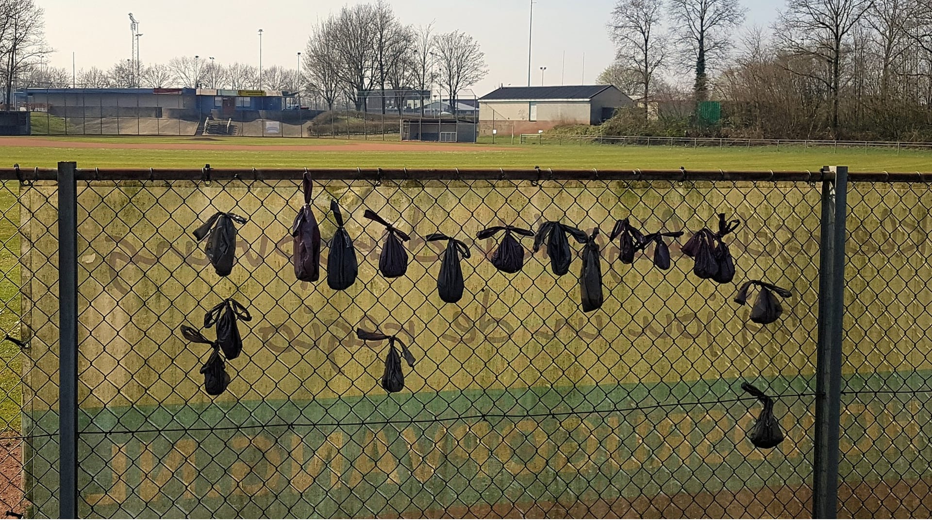 Stinkend zaakje: tientallen poepzakjes opgehangen bij sportvereniging Emmen