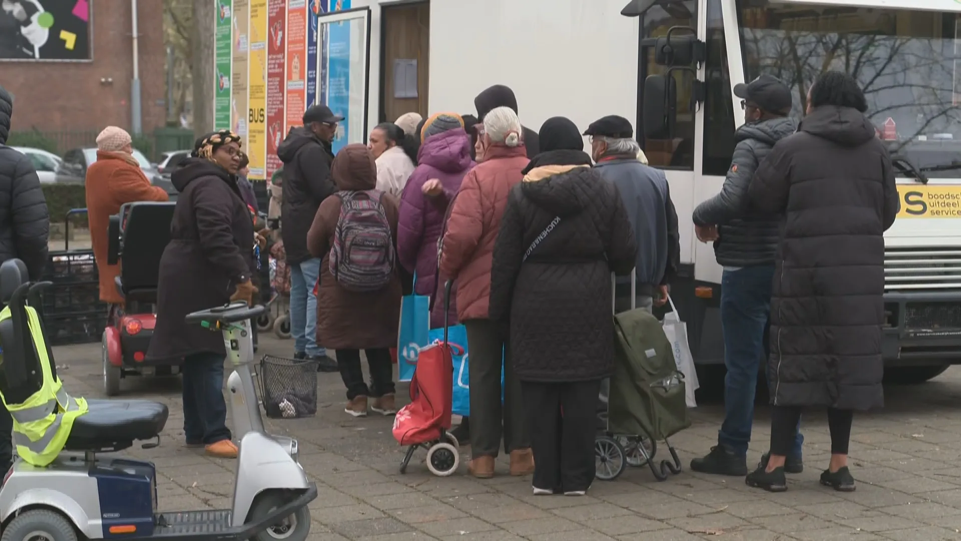 Te arm voor boodschappen, te 'rijk' voor hulp: deze bus deelt gratis eten uit
