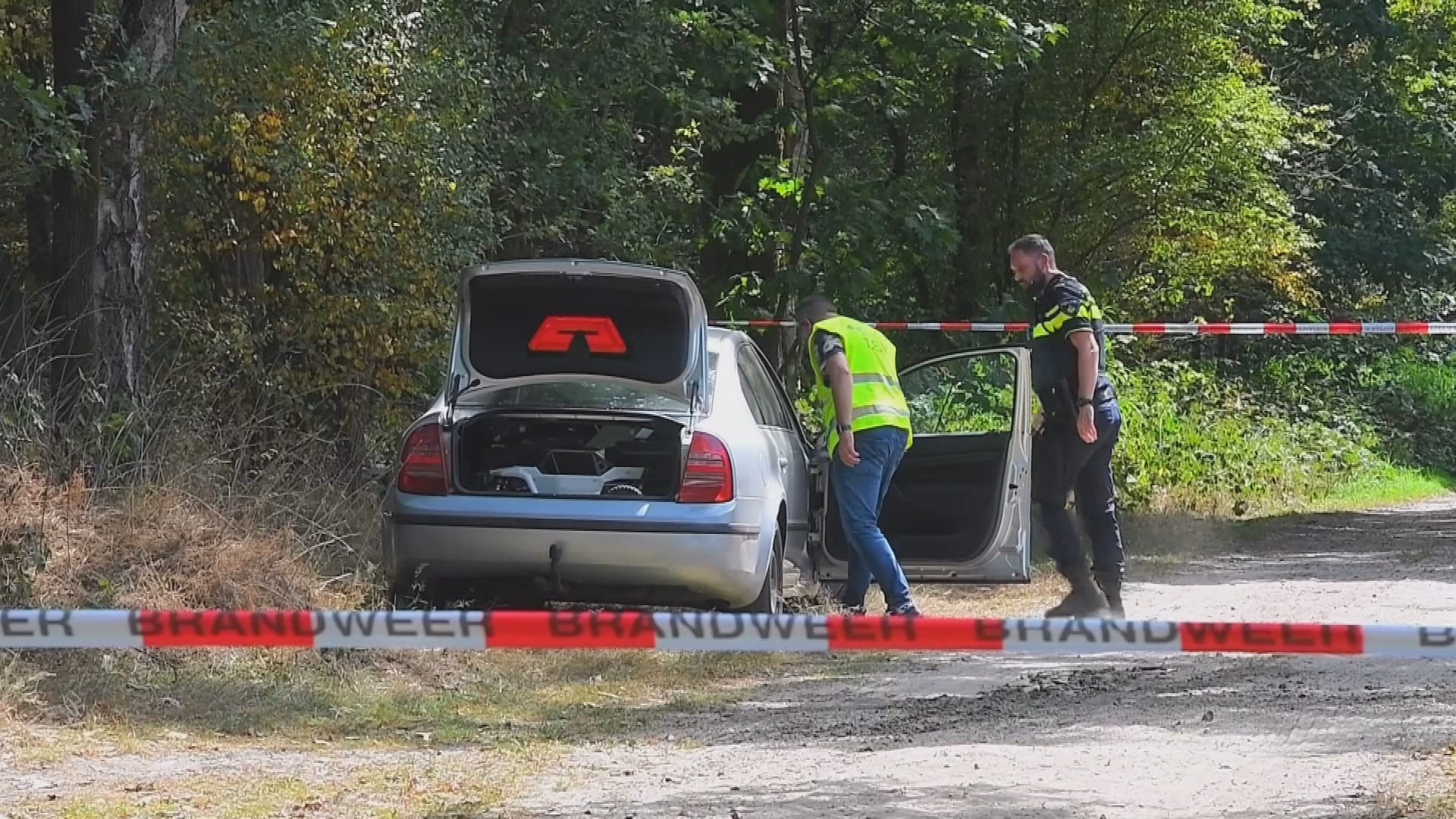 Politie vindt 'pijpbommen' in auto bij bosbrand in Hoogeloon