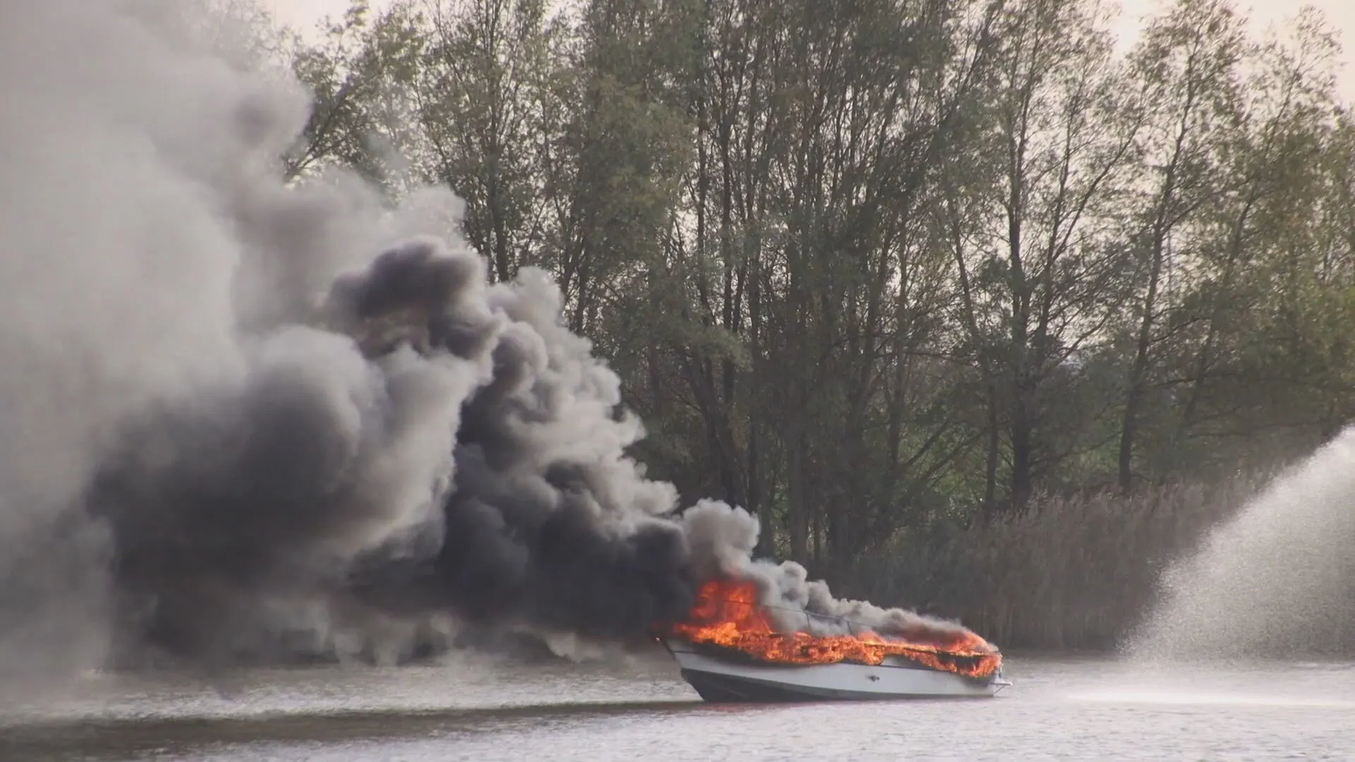Plezierjacht met twee opvarenden in brand op de Lek