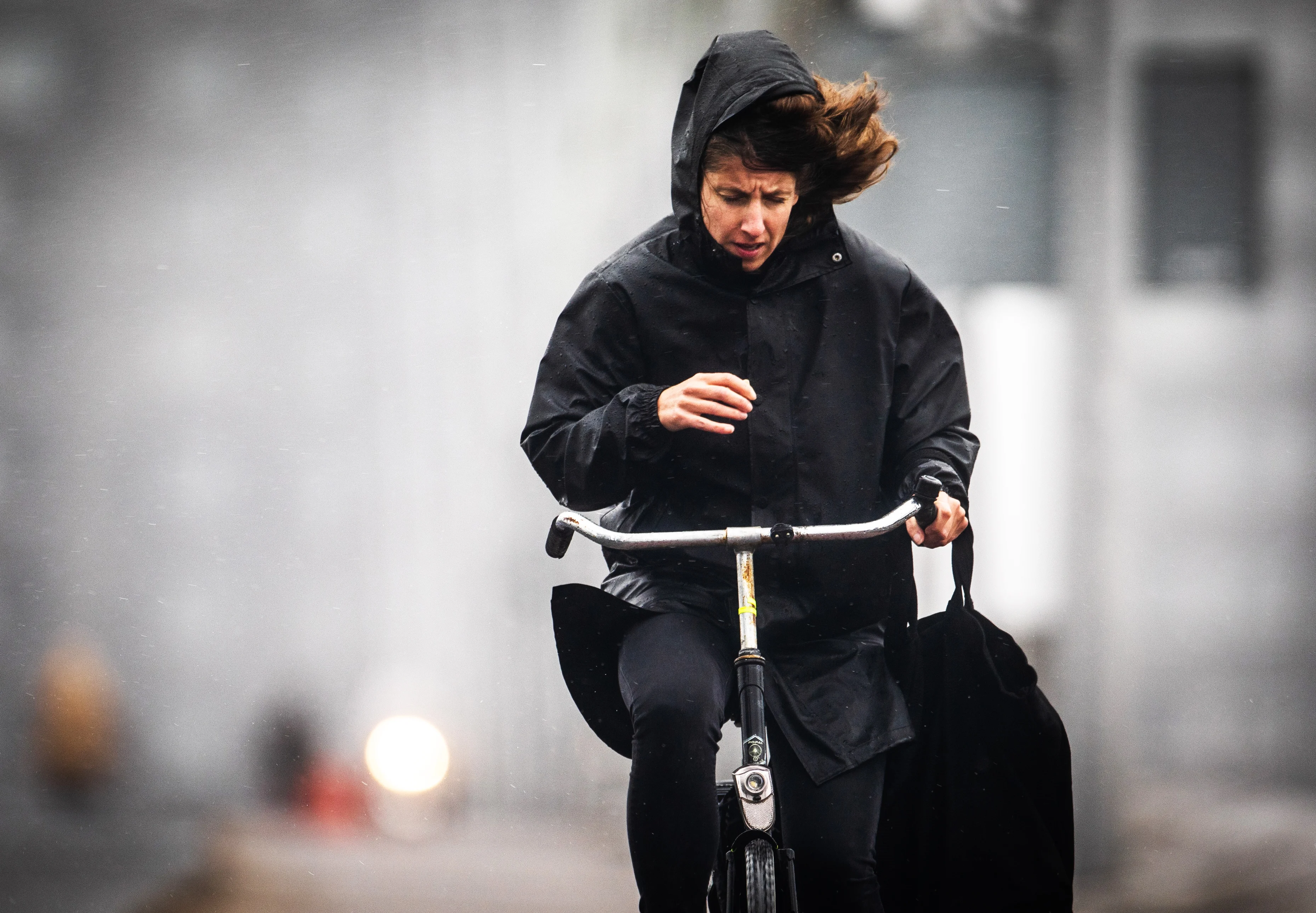 Een herfstachtige dag met flinke buien, code geel in zes provincies