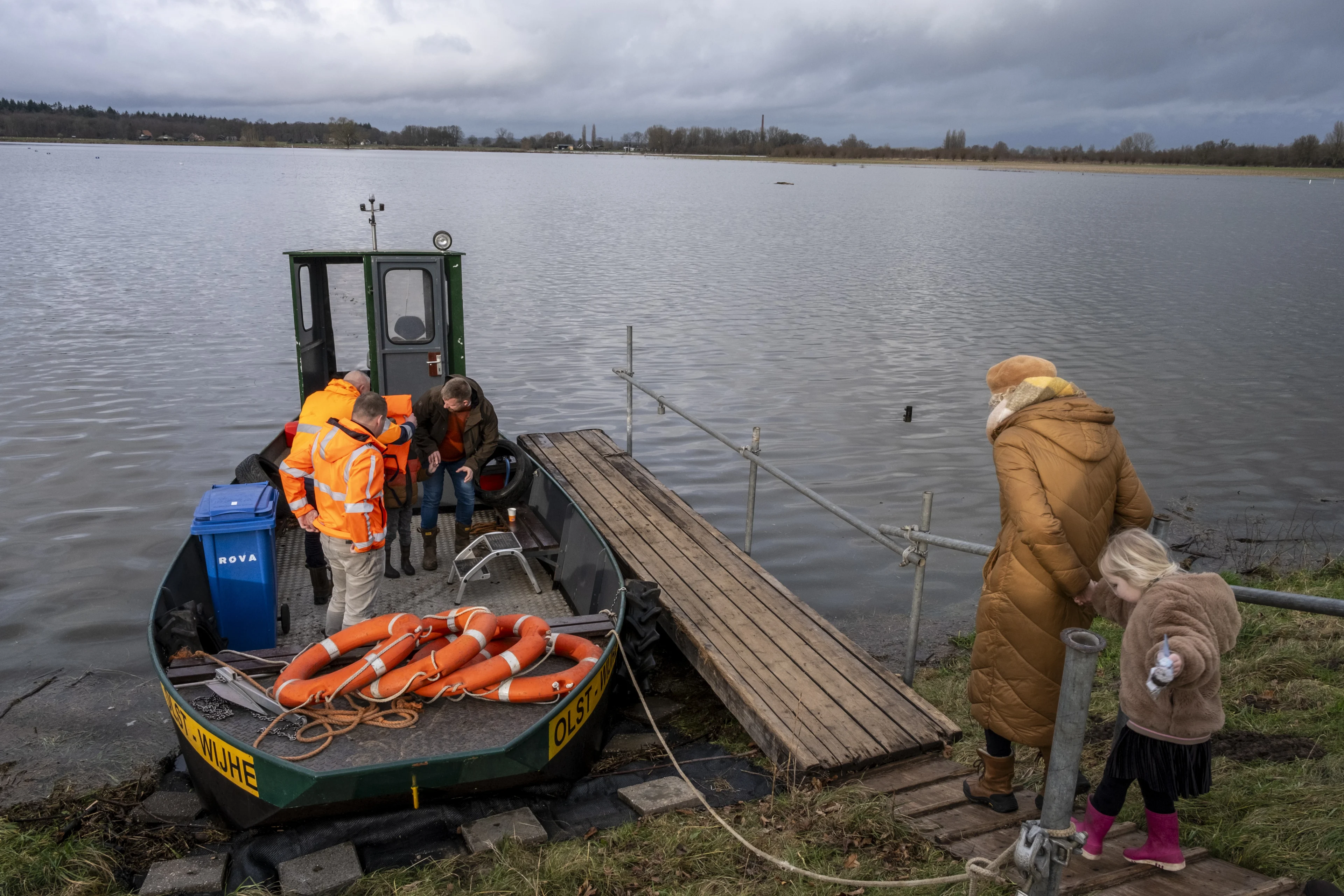 Dorpelingen aan de IJssel zijn opeens eilanders mét pontje: 'Gezellig'