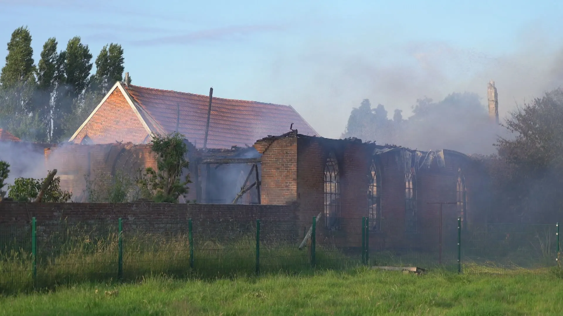 Grote brand in schuur Oude Pekela, mogelijk xtc-lab in pand