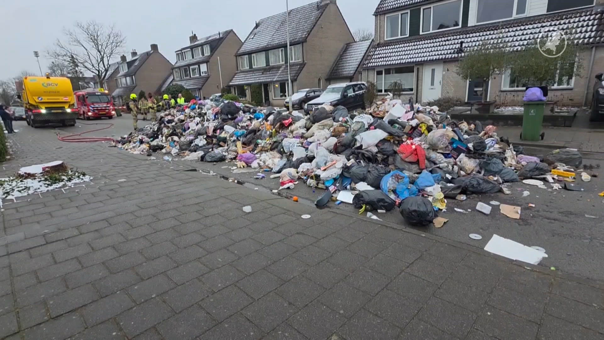 Vuilniswagen dumpt brandend afval op straat in Ede
