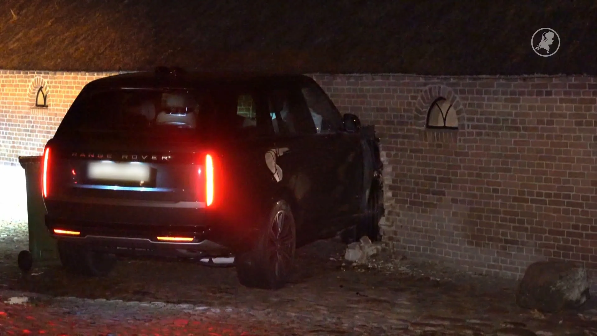 Gestolen Range Rover van bijna twee ton crasht in boerderij, dader op de vlucht