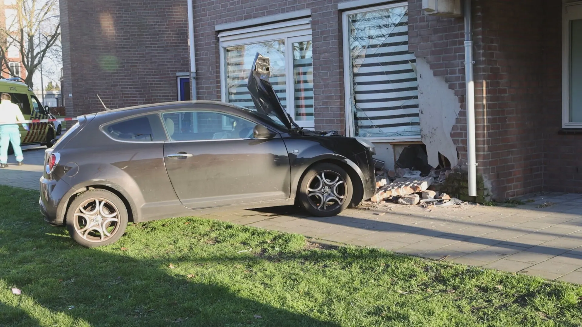 Auto ramt woning in Oss, bewoonster komt met de schrik vrij