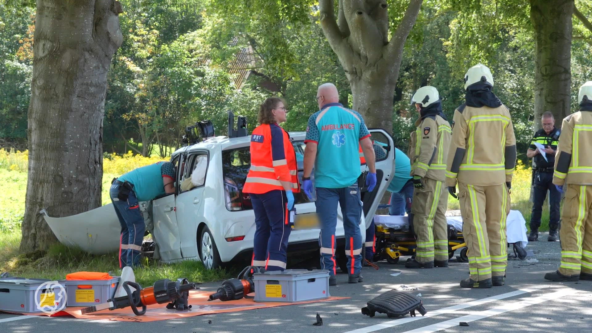 Automobilist botst frontaal op vrachtwagen in Rhee: bestuurder raakt ernstig gewond