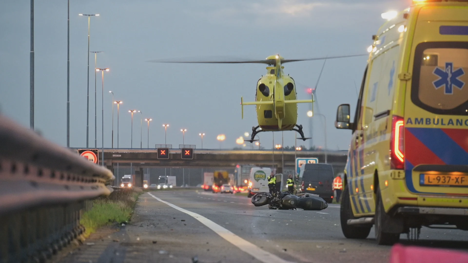 Zwaargewonde (22) bij ongeval met motor, vrachtwagen en bestelbus