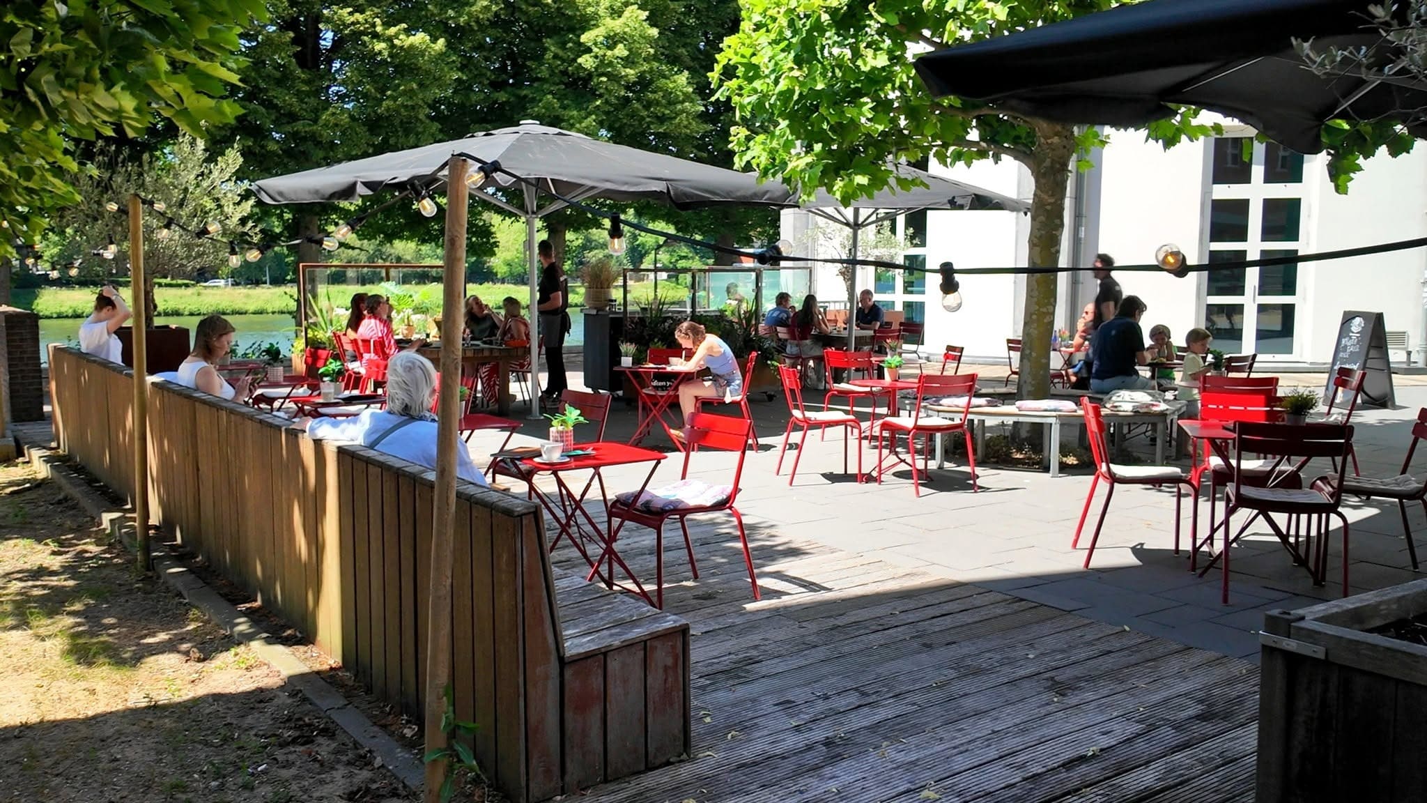 Dieven slaan toe bij museumcafé: alle designstoelen van terras gestolen